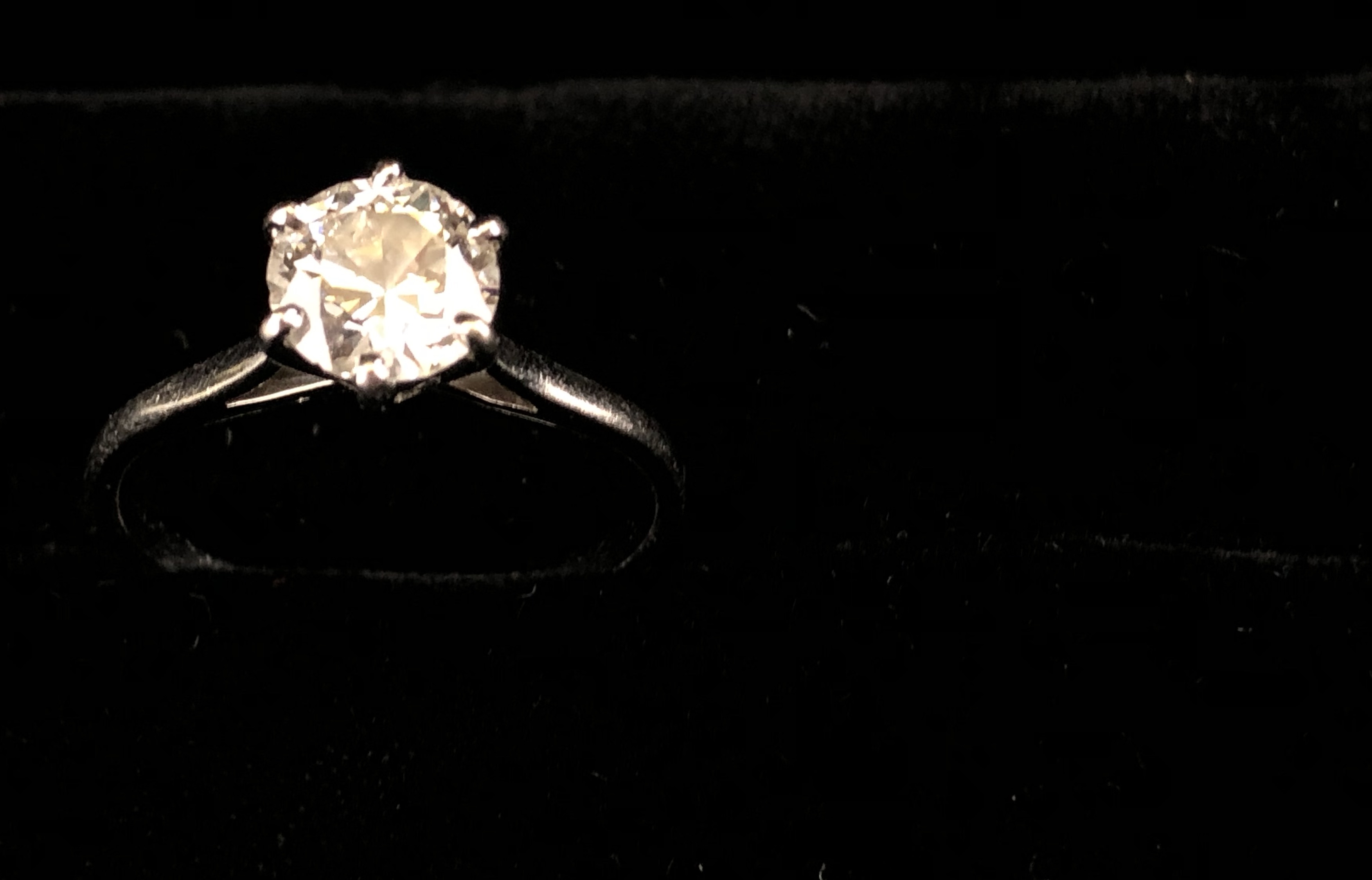 Solitaire en or blanc avec diamant d'environ 0,7 carat (SI2). P. 3,2 g. -