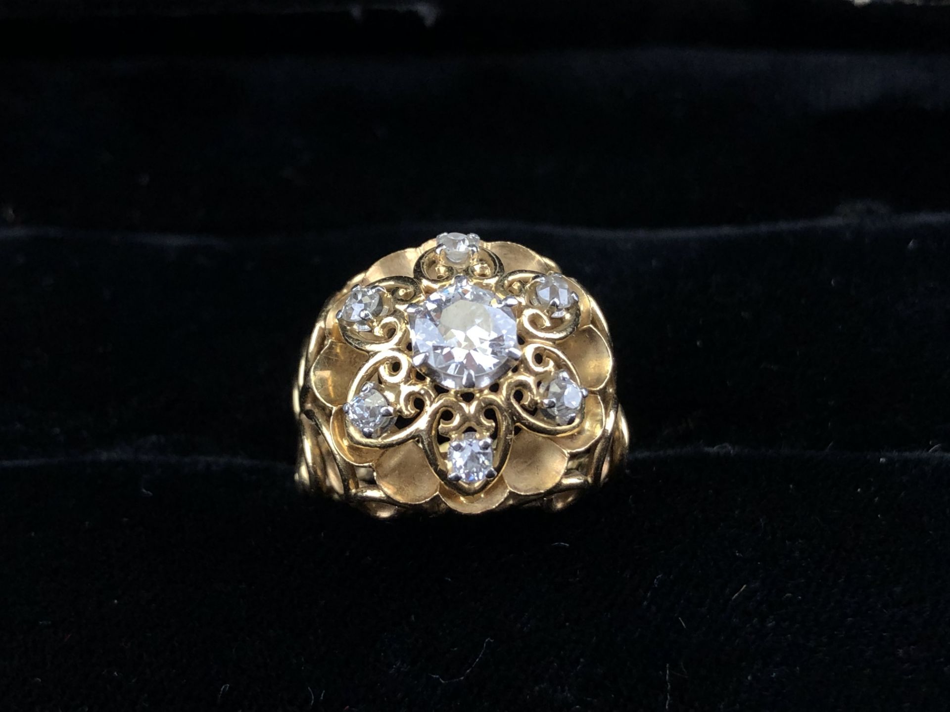 Bague en or jaune, la monture ajourée, surmontée de de sept diamants tailles [...]