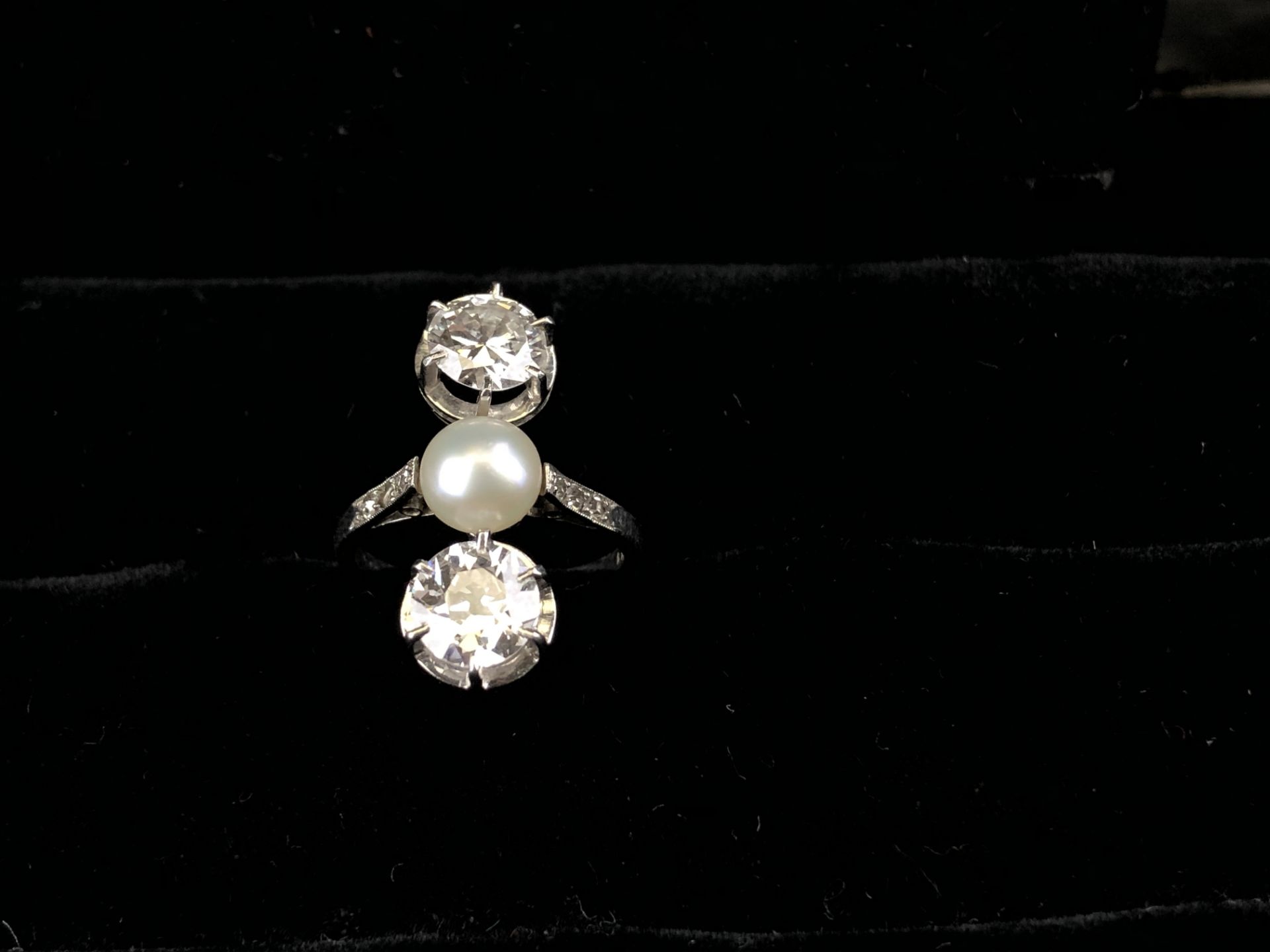 Bague "vous et moi" à monture or. Deux diamants taille ancienne de 0,90 ct. Au [...]