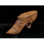 Tabatière de mariage figurant une chaussure de femme en buis très finement [...]