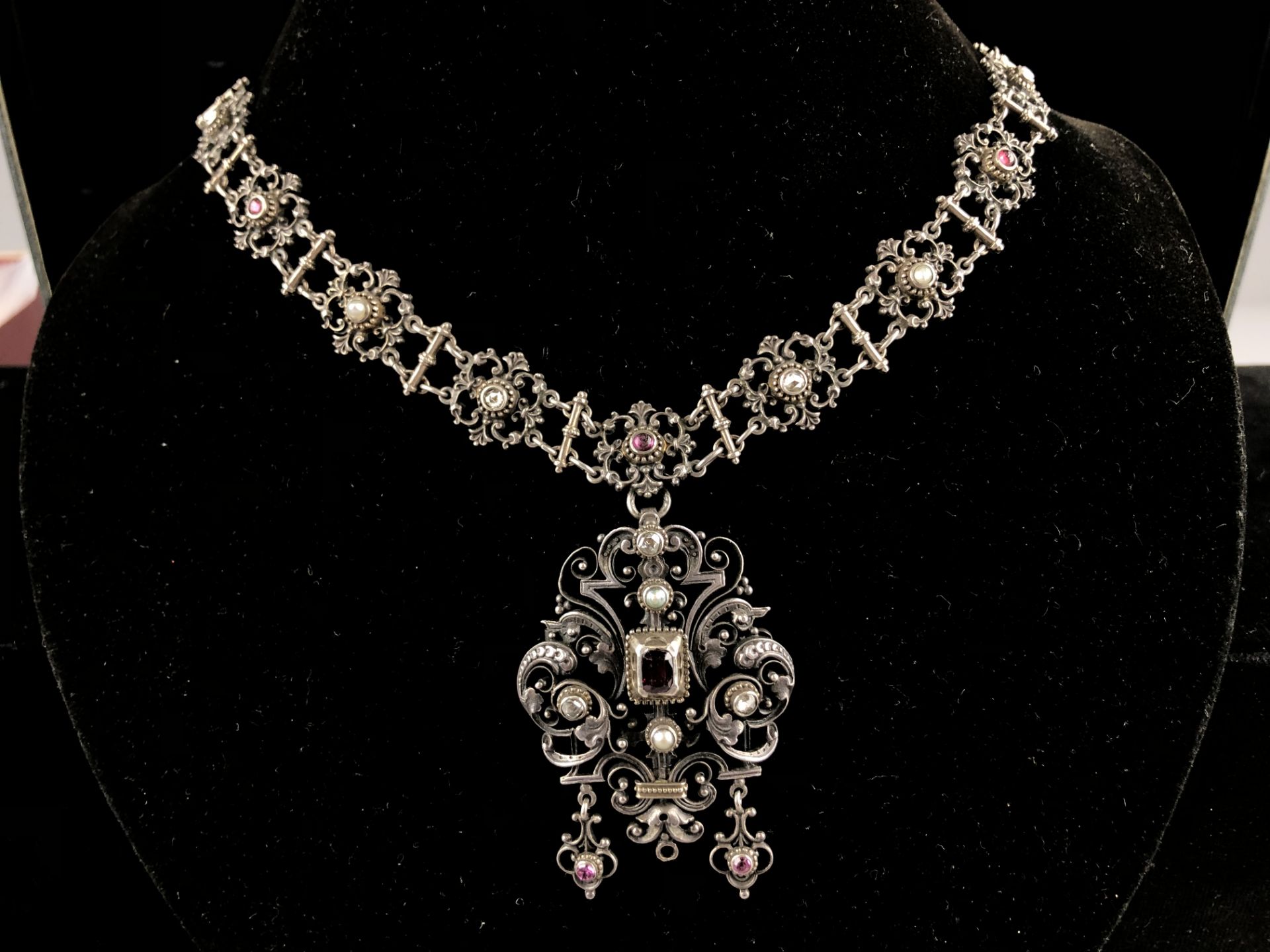 Tour de cou en argent, grenats, petits diamants et perles. Travail anglais, XIXe [...]