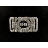 Broche de forme rectangulaire à monture or blanc. Deux diamants taille ancienne de [...]