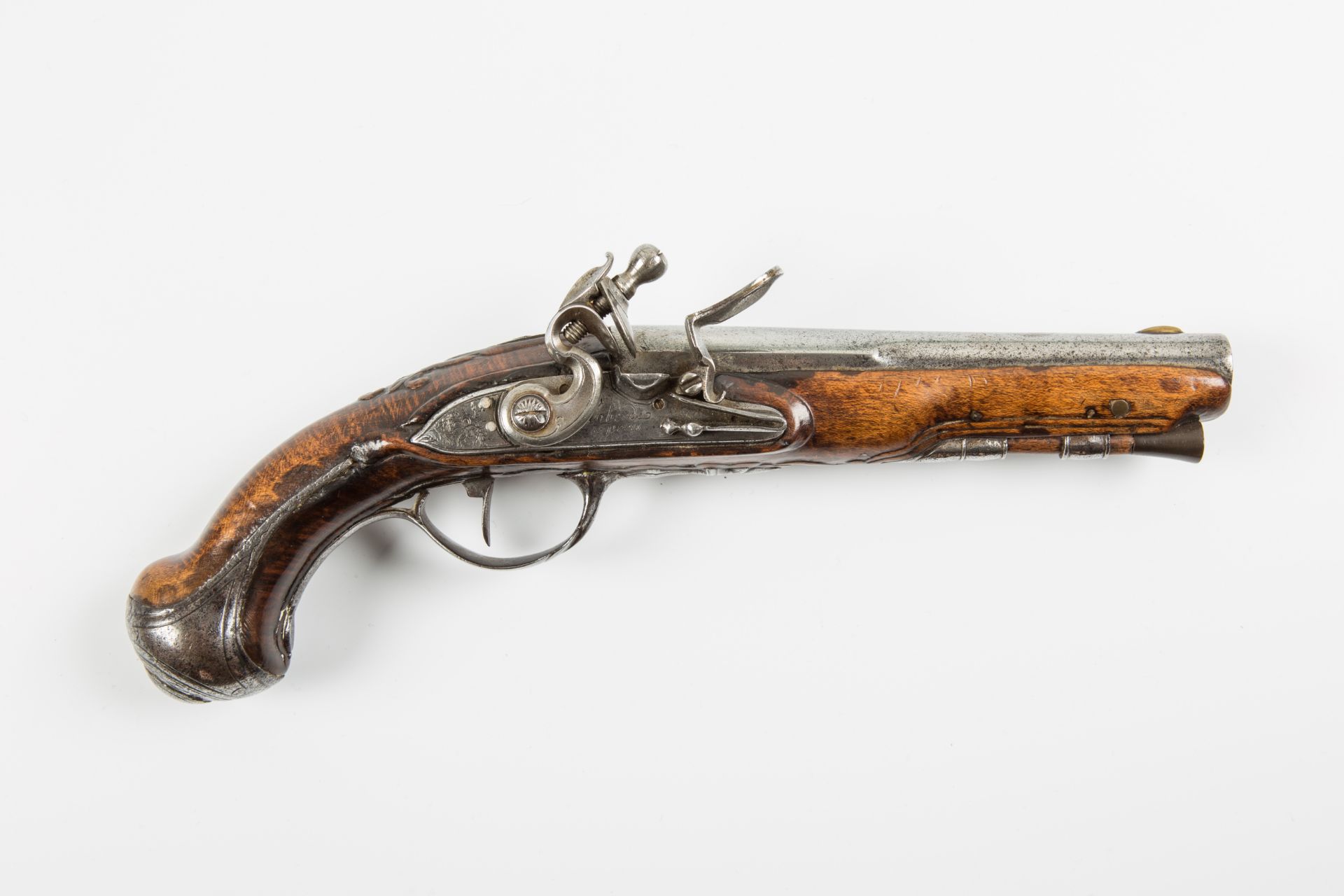 Beau pistolet à silex, signé " LABORDE à Paris ", canon à pans au tonnerre, fût [...]