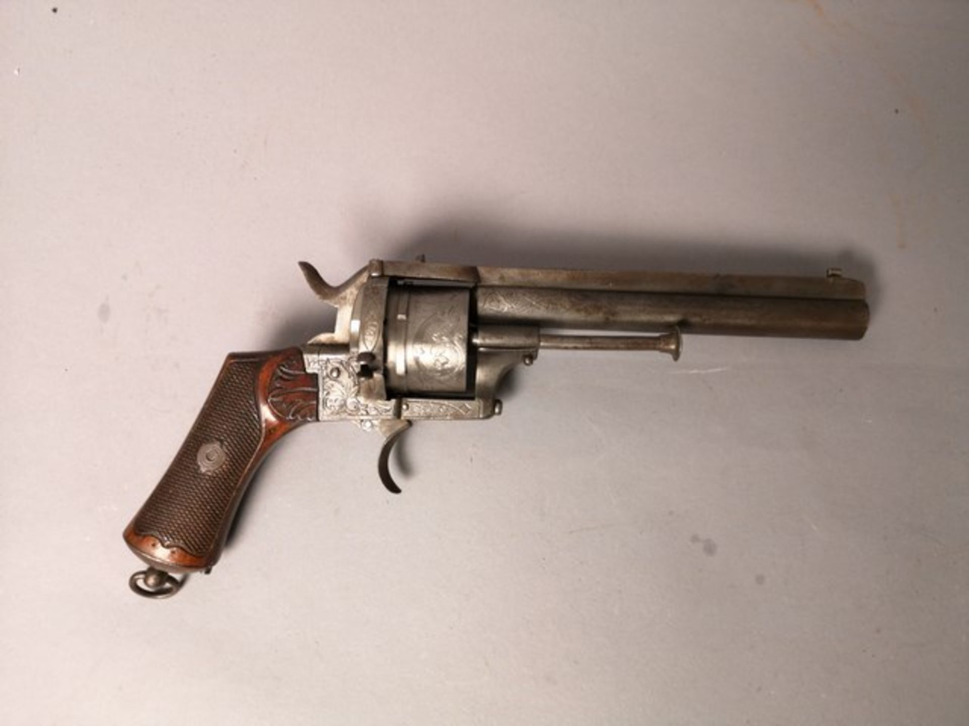 Gros revolver système Lefaucheux, simple et double action, gravé sur son ensemble, [...]