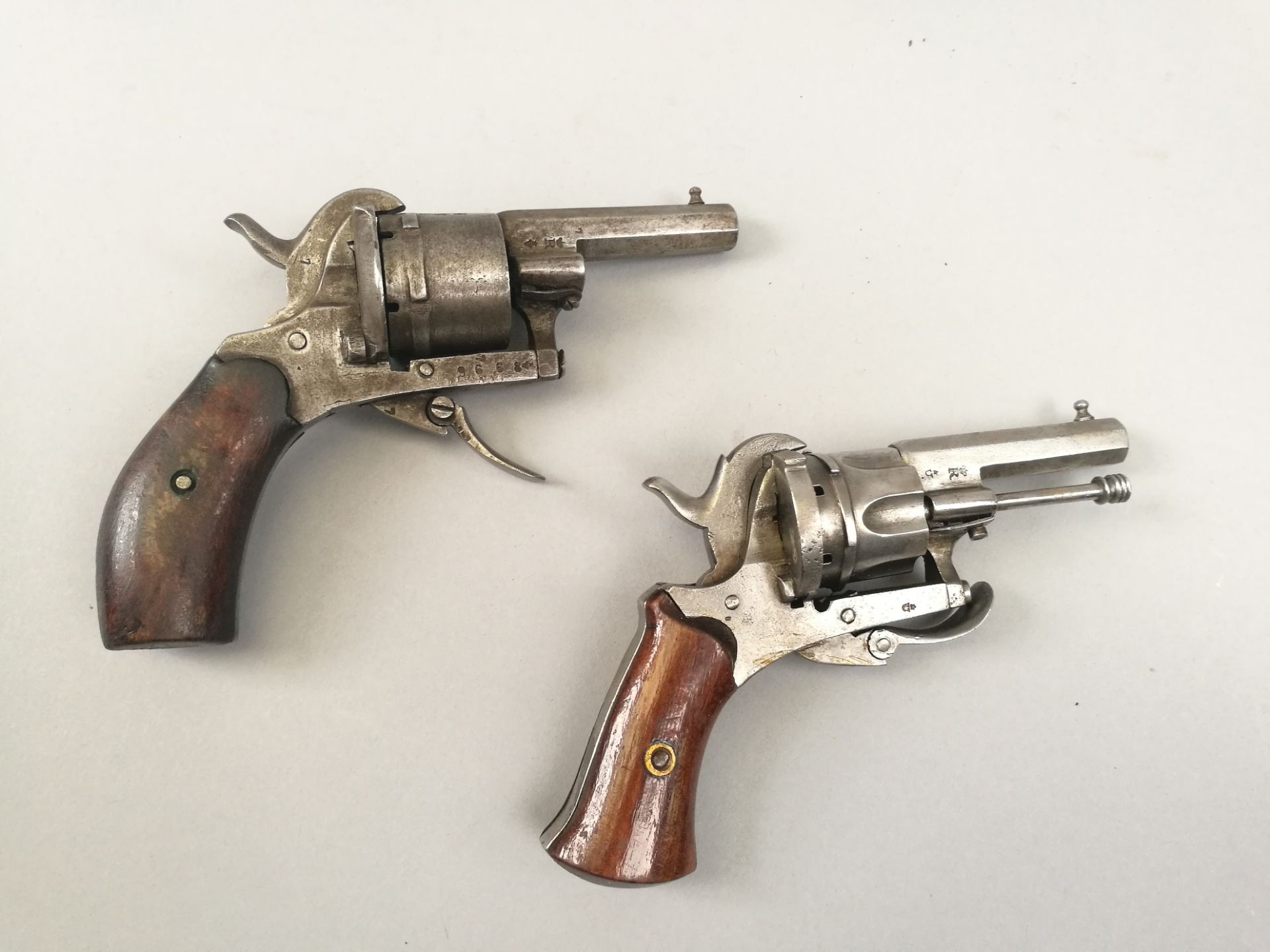 Lot de deux petits revolvers à broche à detente repliable, canon octogonal. [...]