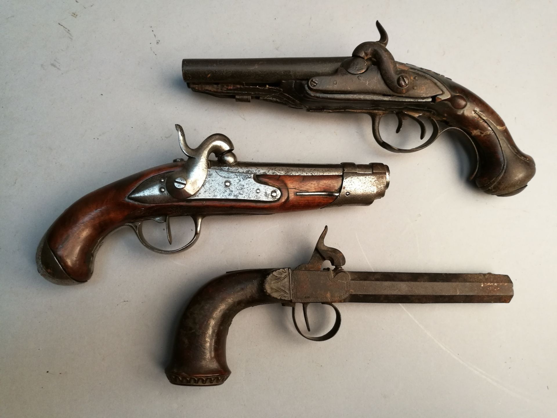 Lot de trois pistolets à percussion état moyen dont : un pistolet de coffre, un [...]