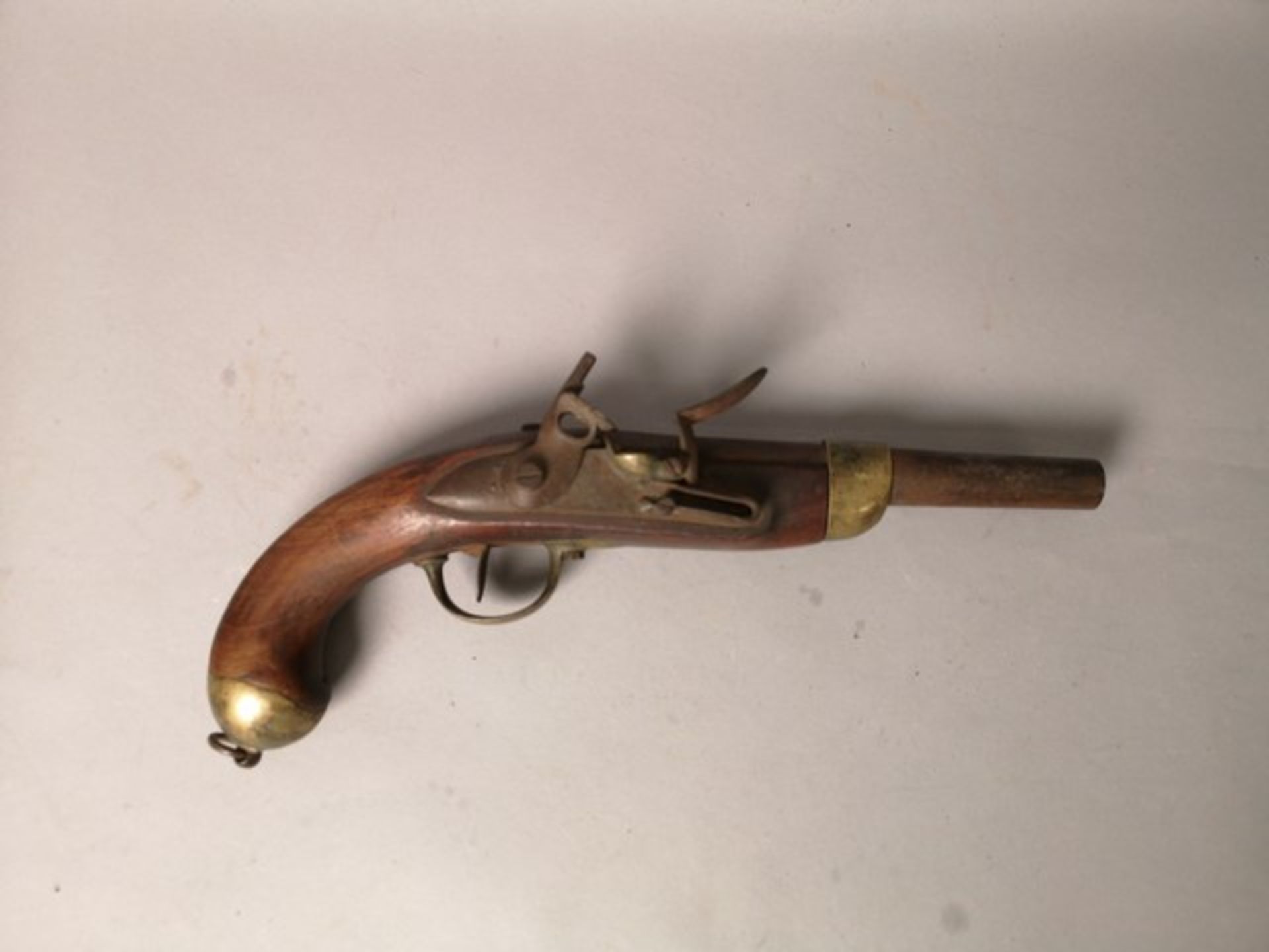 Pistolet à silex d'Officier modèle 1816. Canon rond poinçonné au tonnerre. [...]