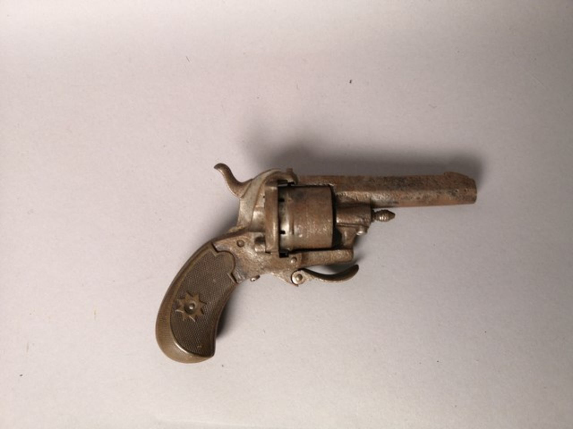 Petit revolver à broche à détente repliable. Présence d'oxydation. Cat D -