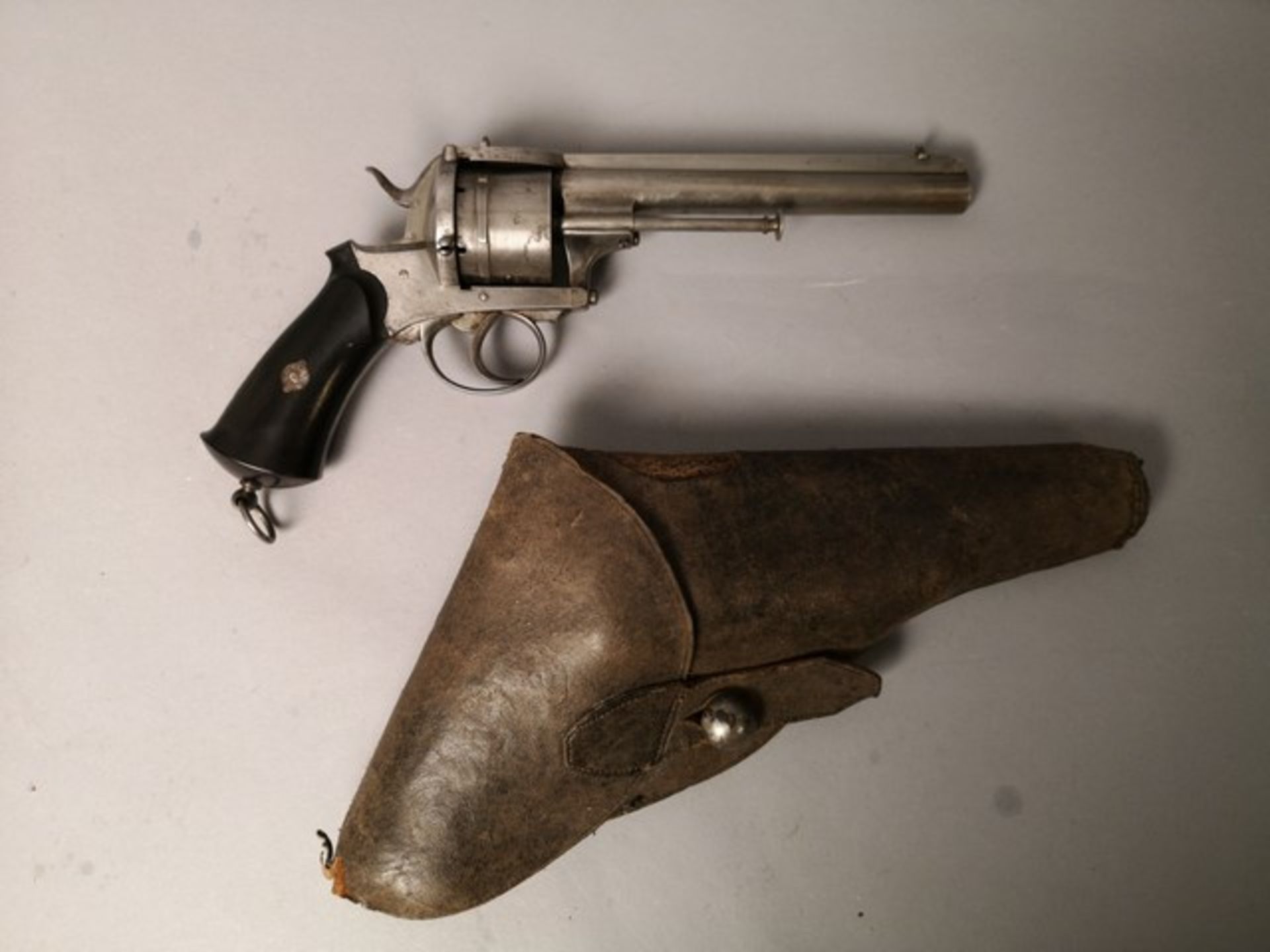 Gros revolver à broche de fabrication françaises avec son étui en cuir d'origine. [...]