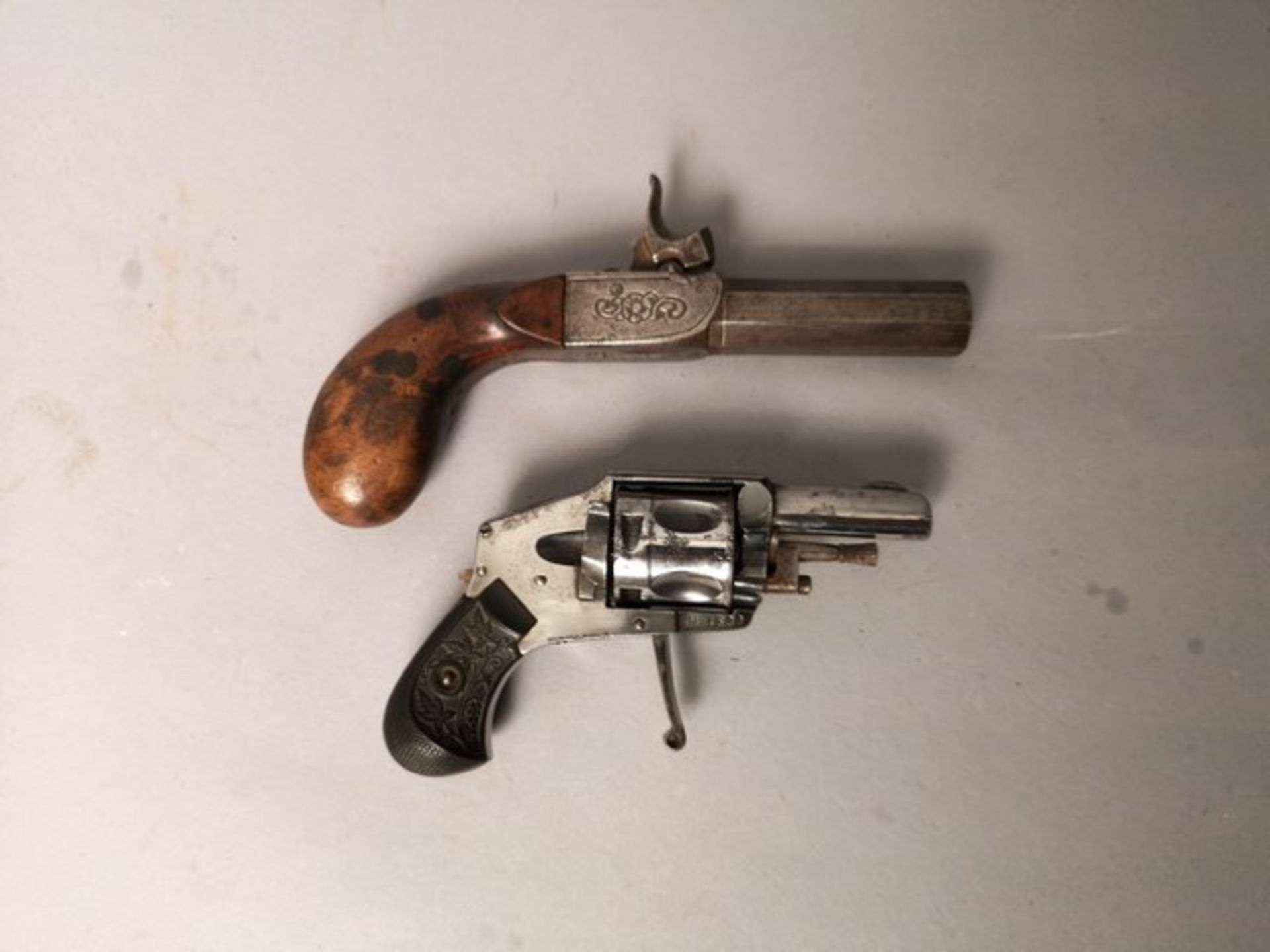 Petit revolver, type "Bull dog", métal chromé, plaquette corne pressé à décor de [...]