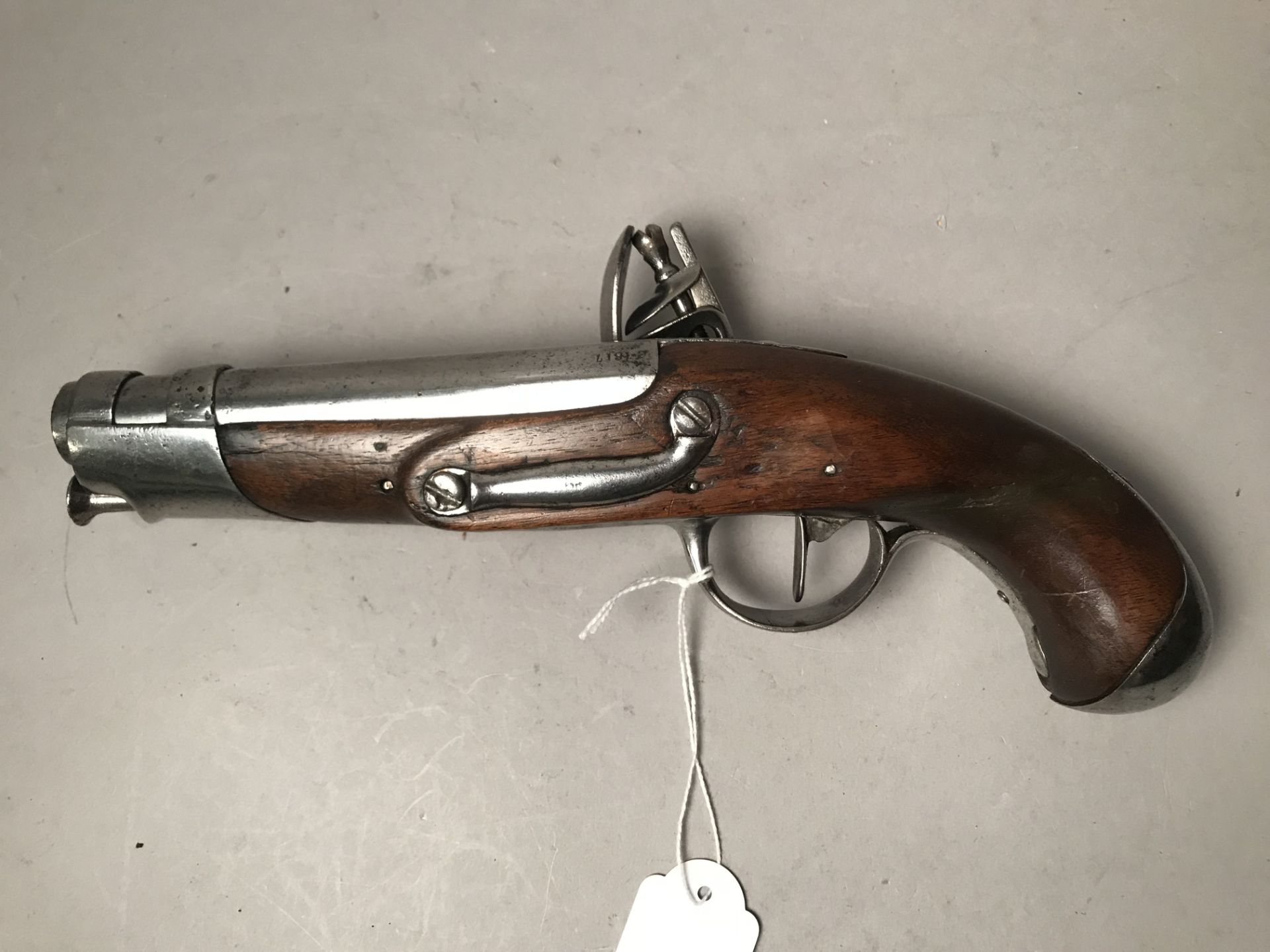 Pistolet à silex de gendarmerie modèle an IX. Manufacture de Maubeuge. Beaux [...]