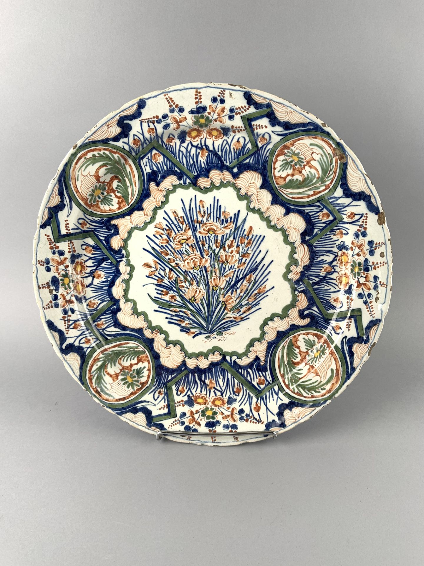 DELFT. Plat à circulaire à bordure chantournée, décor polychrome floral dit « au [...]