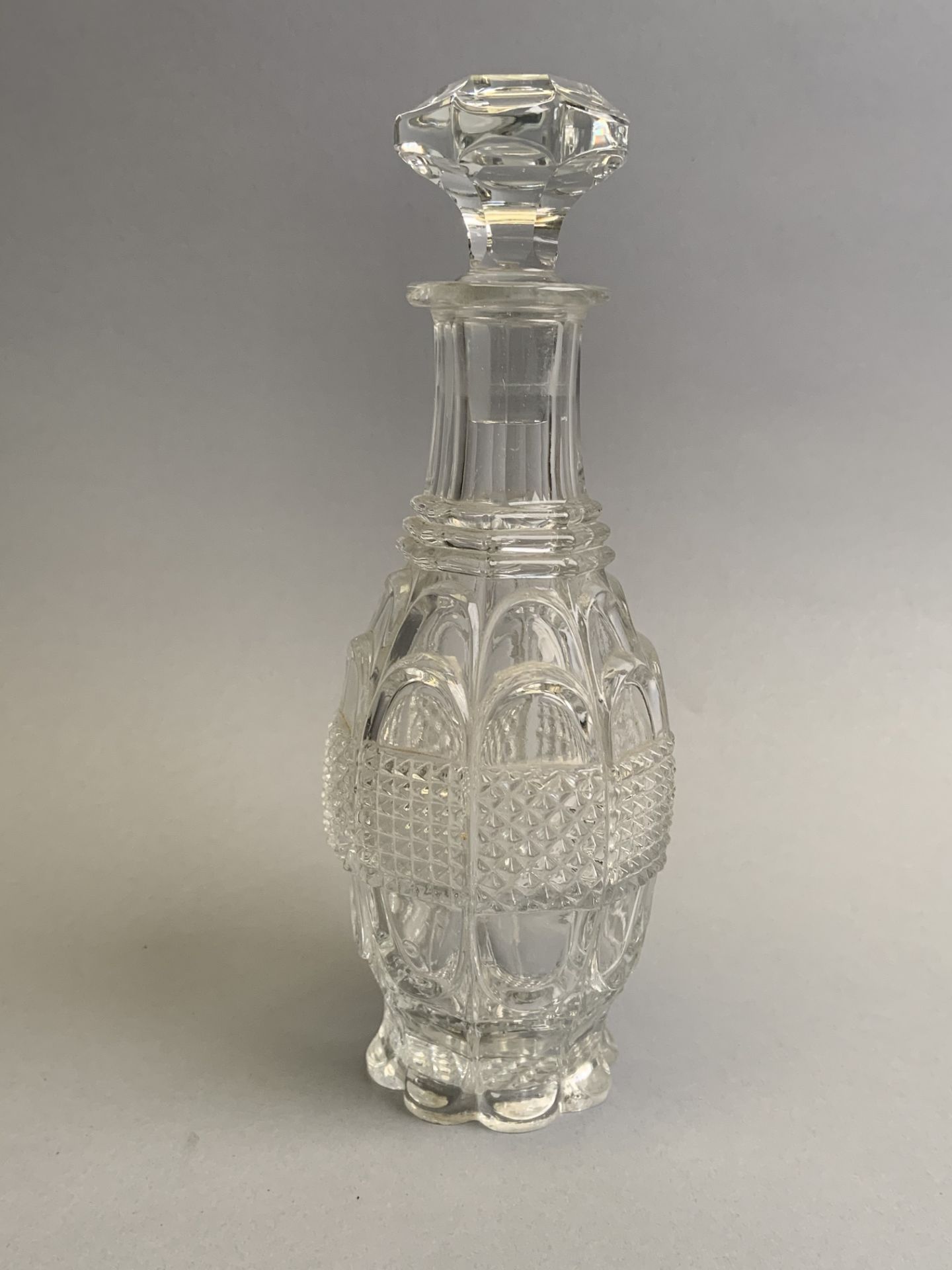 CRISTALLERIE DU CREUSOT. Carafe en cristal taillé à décor de pointes diamants. [...]