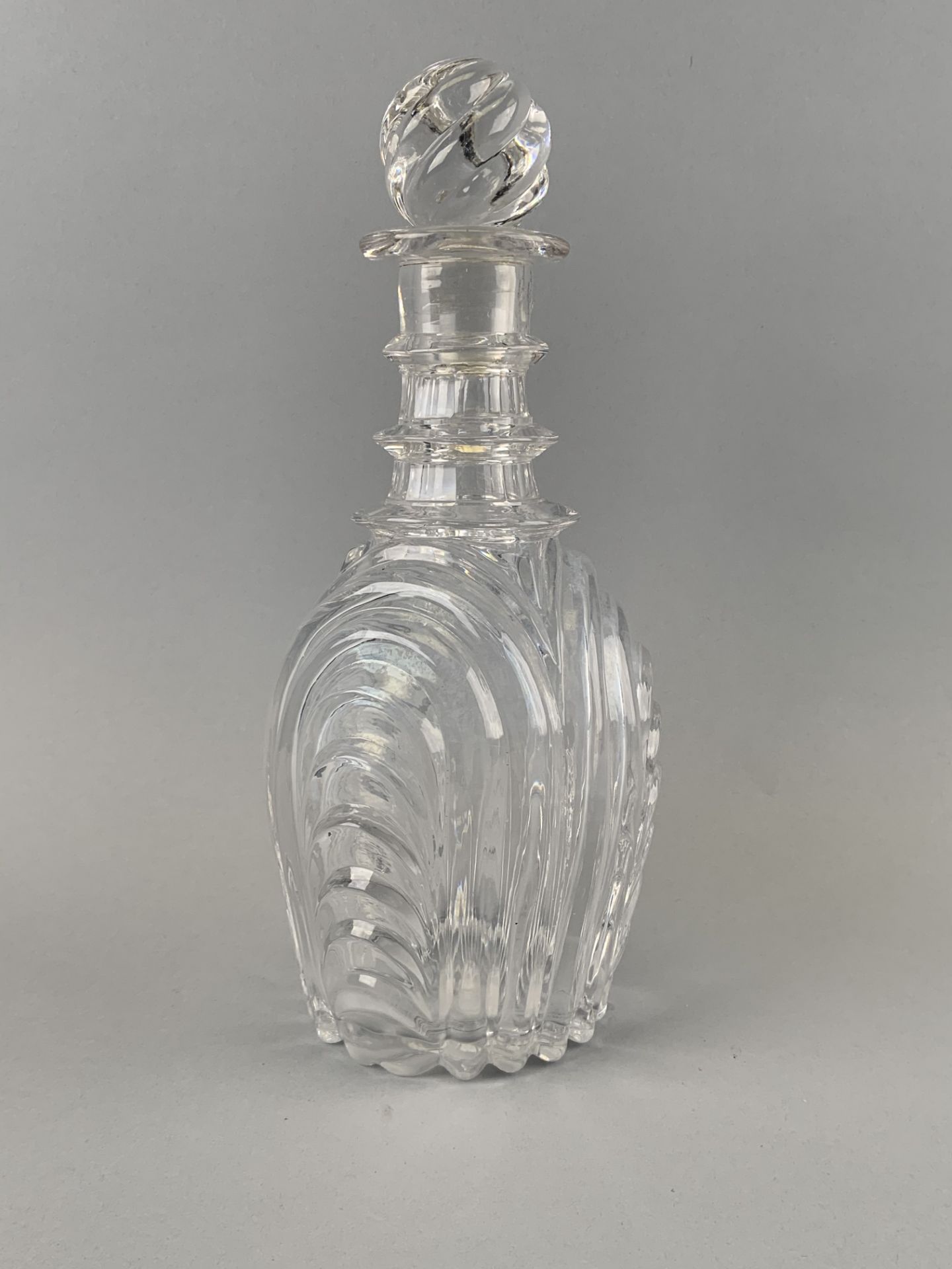 CRISTALLERIE DU CREUSOT. Carafe et son bouchon en cristal moulé et taillé à rare [...]