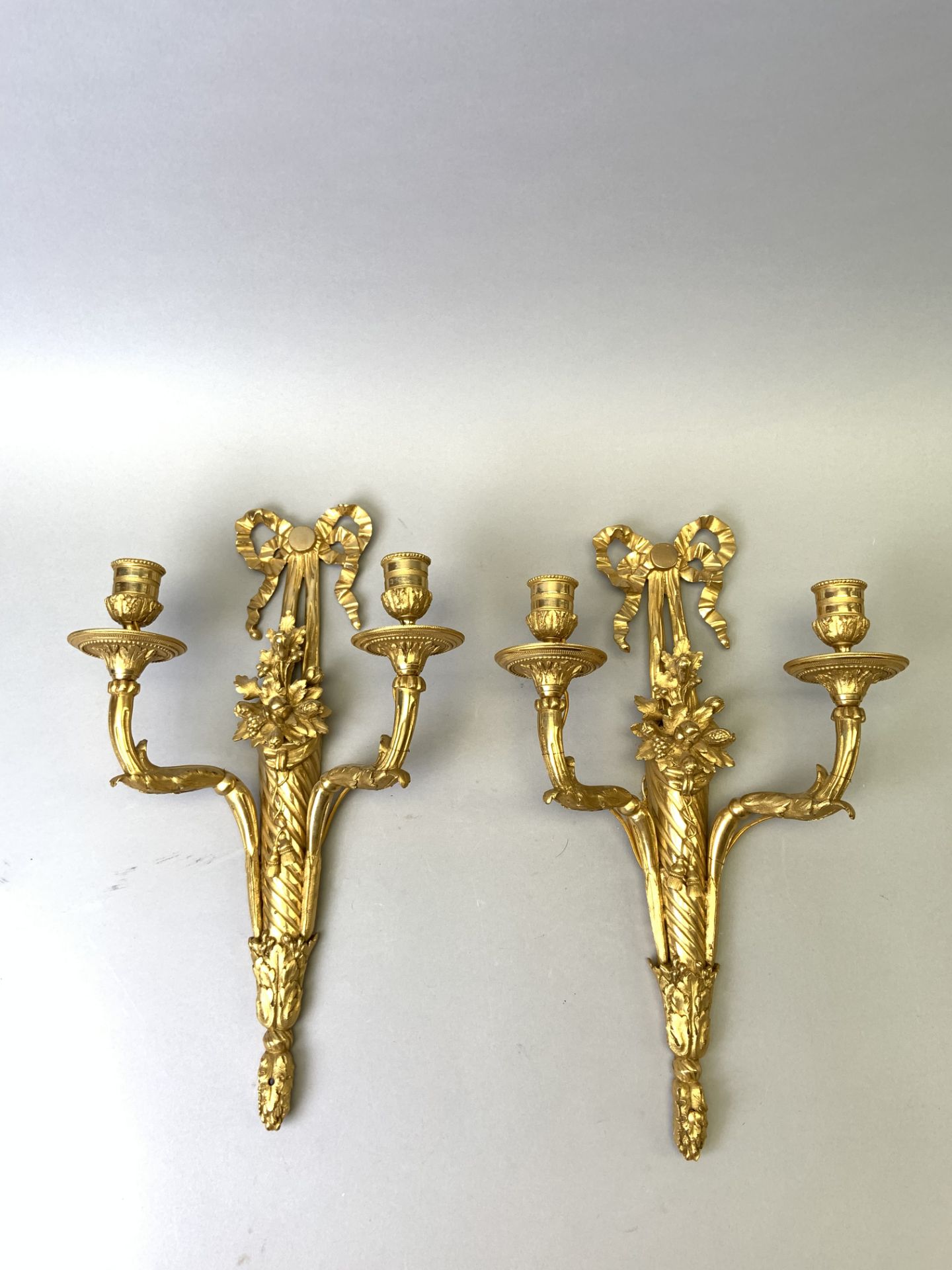 Paire d'appliques en bronze doré. Style Louis XVI. H. 44 cm. -