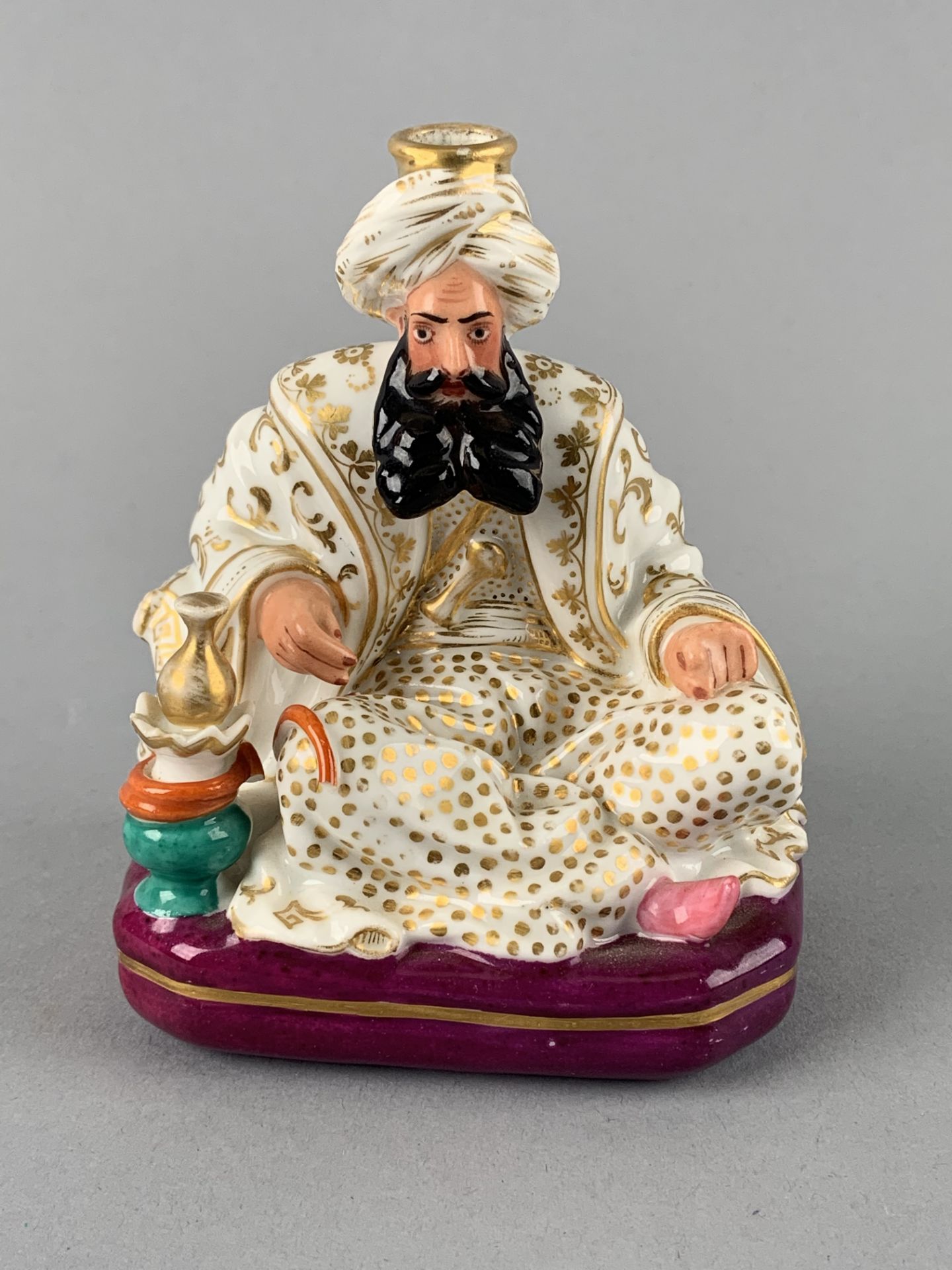 Jacob PETIT (1796-1868). Plumier en porcelaine représentant un personnage vêtu à [...]