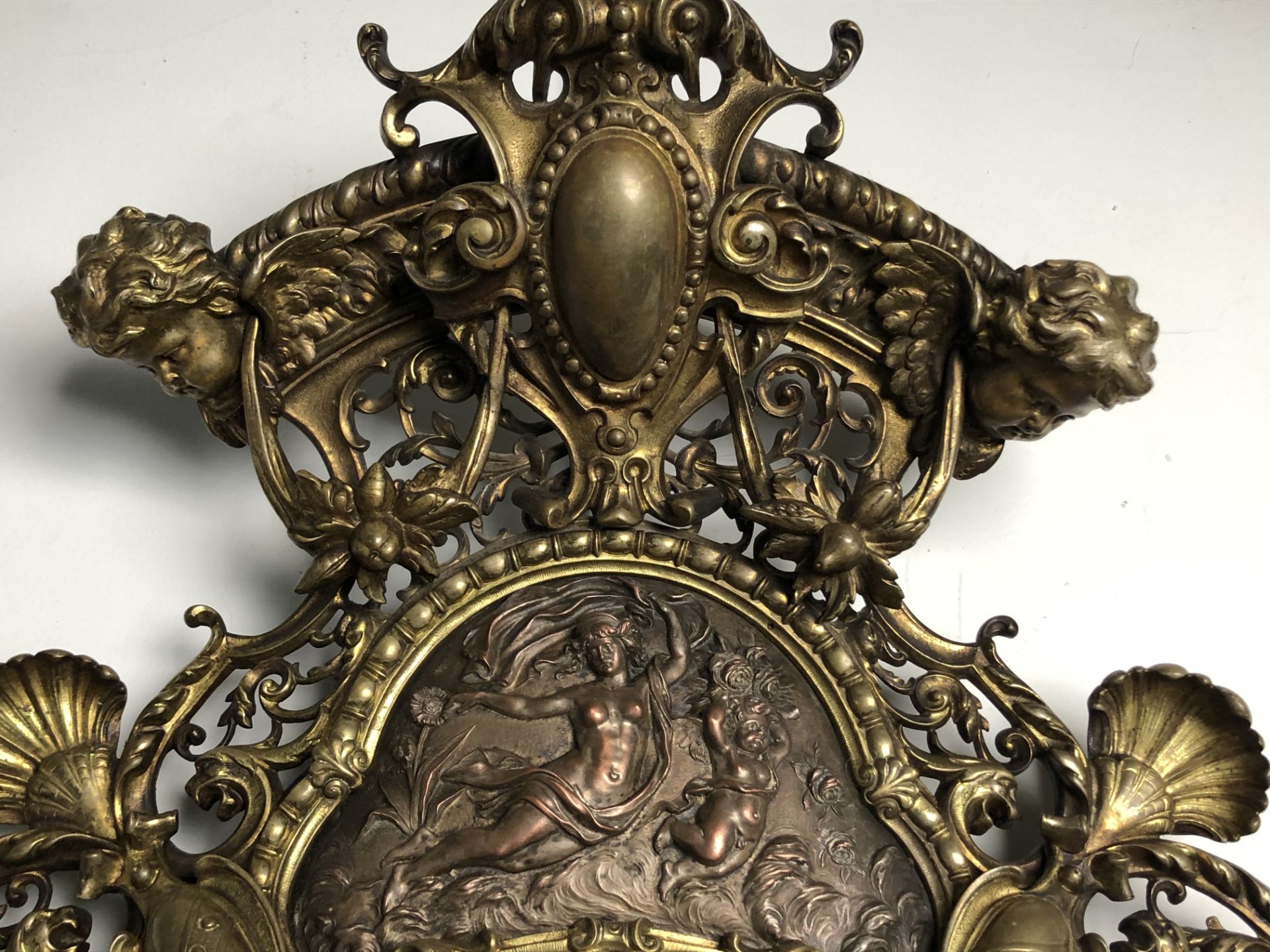 TIFFANY & CO. Pendule en bronze doré à riche décor en partie ajourée, ornée de [...] - Bild 4 aus 4