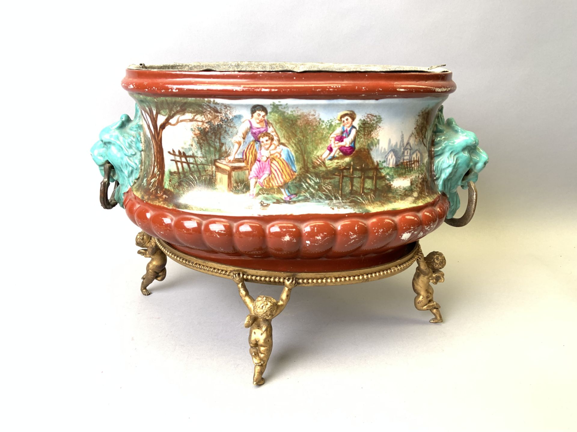 Jardinière en porcelaine à décor tournant de scènes paysannes. Piètement en [...]