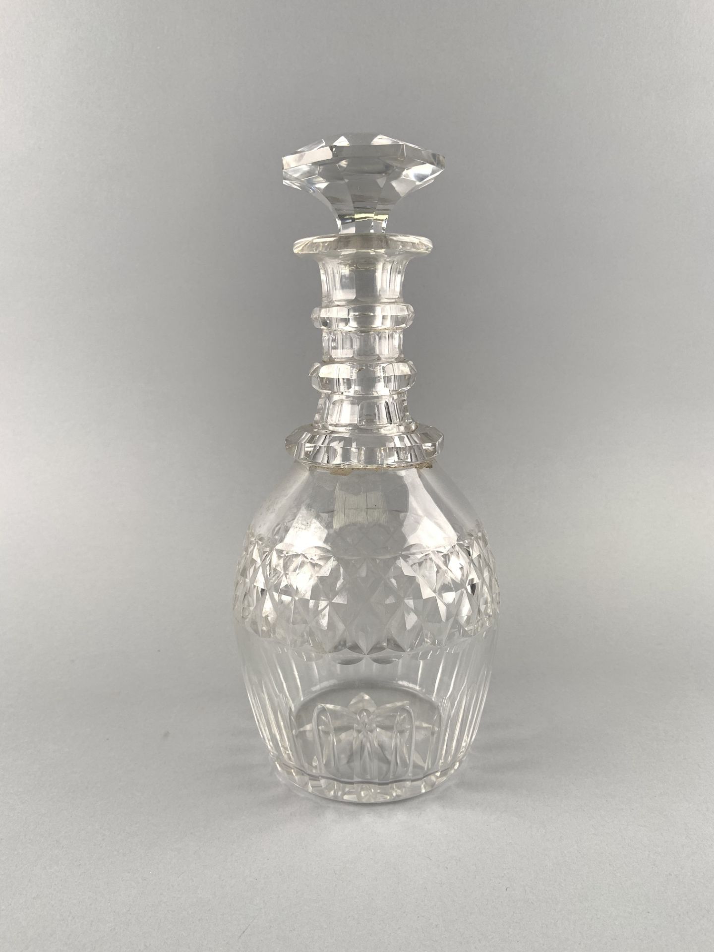 CRISTALLERIE DU CREUSOT. Carafe et son bouchon en cristal moulé et taillé à décor [...]