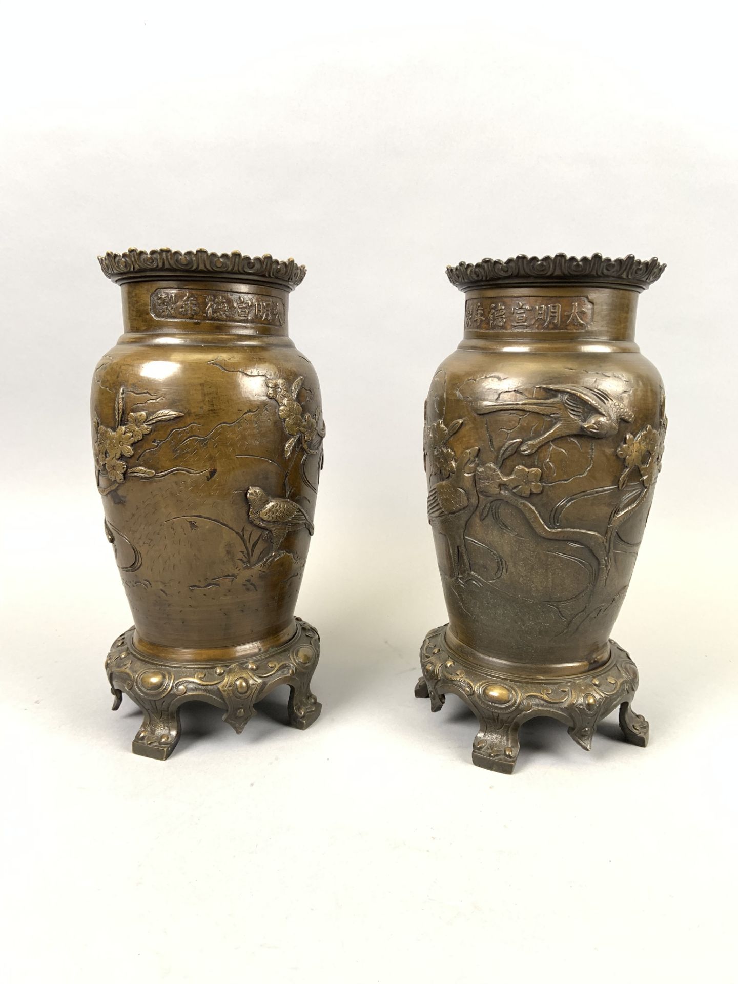 Paire de vases japonais en bronze à décor tournant et en léger relief d'oiseaux [...]