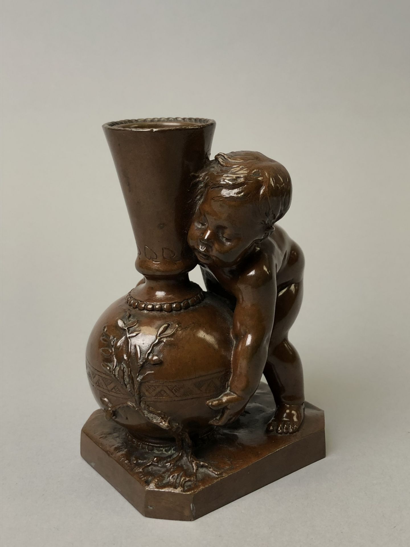 Louis Ernest BARRIAS (1841-1905). Putto portant un portant. Bronze, signé. Marque de [...]