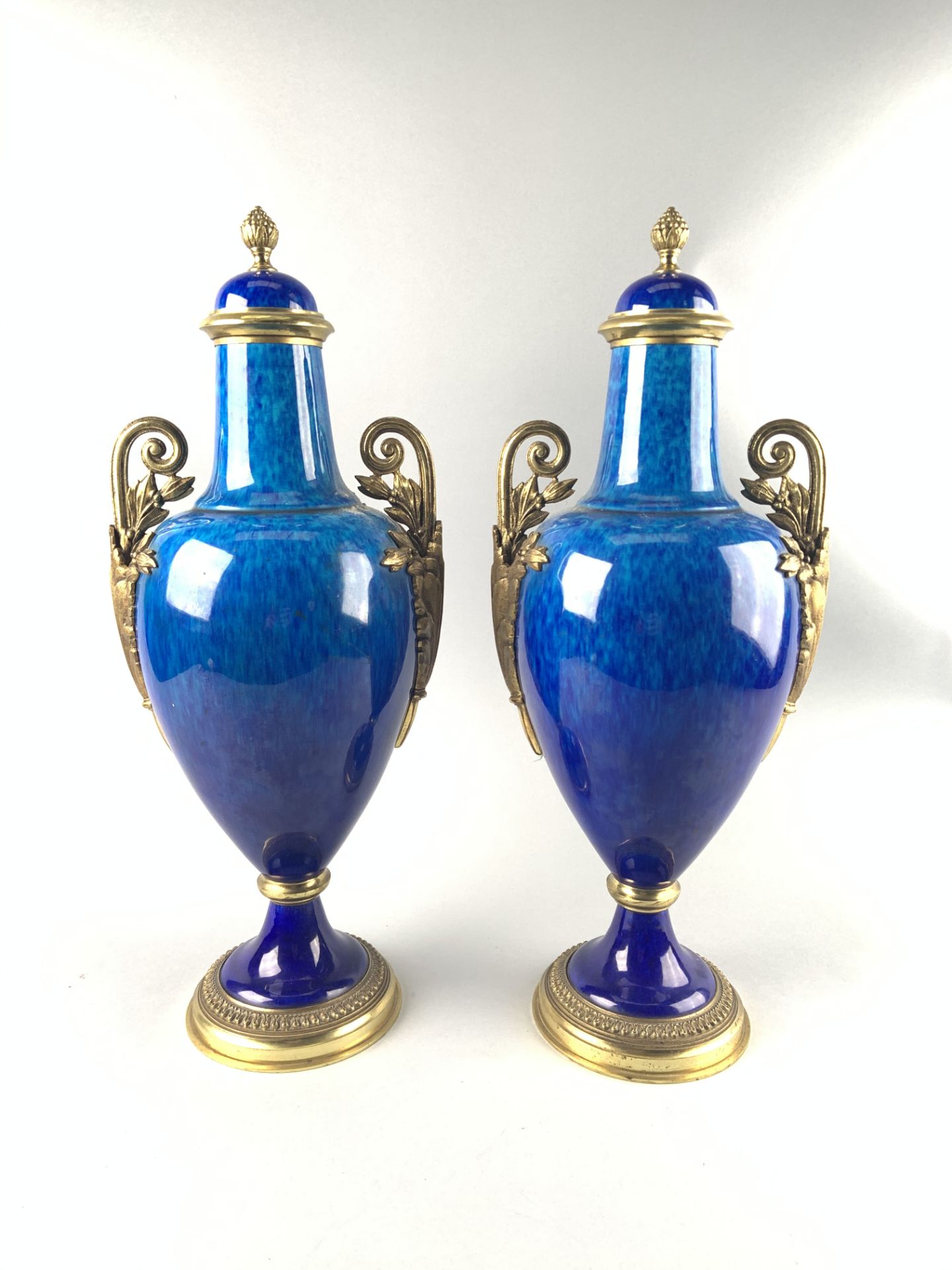 Paul MILLET à Sèvres (1870-1950). Paire de vases en faïence à fond bleu. Monture [...]