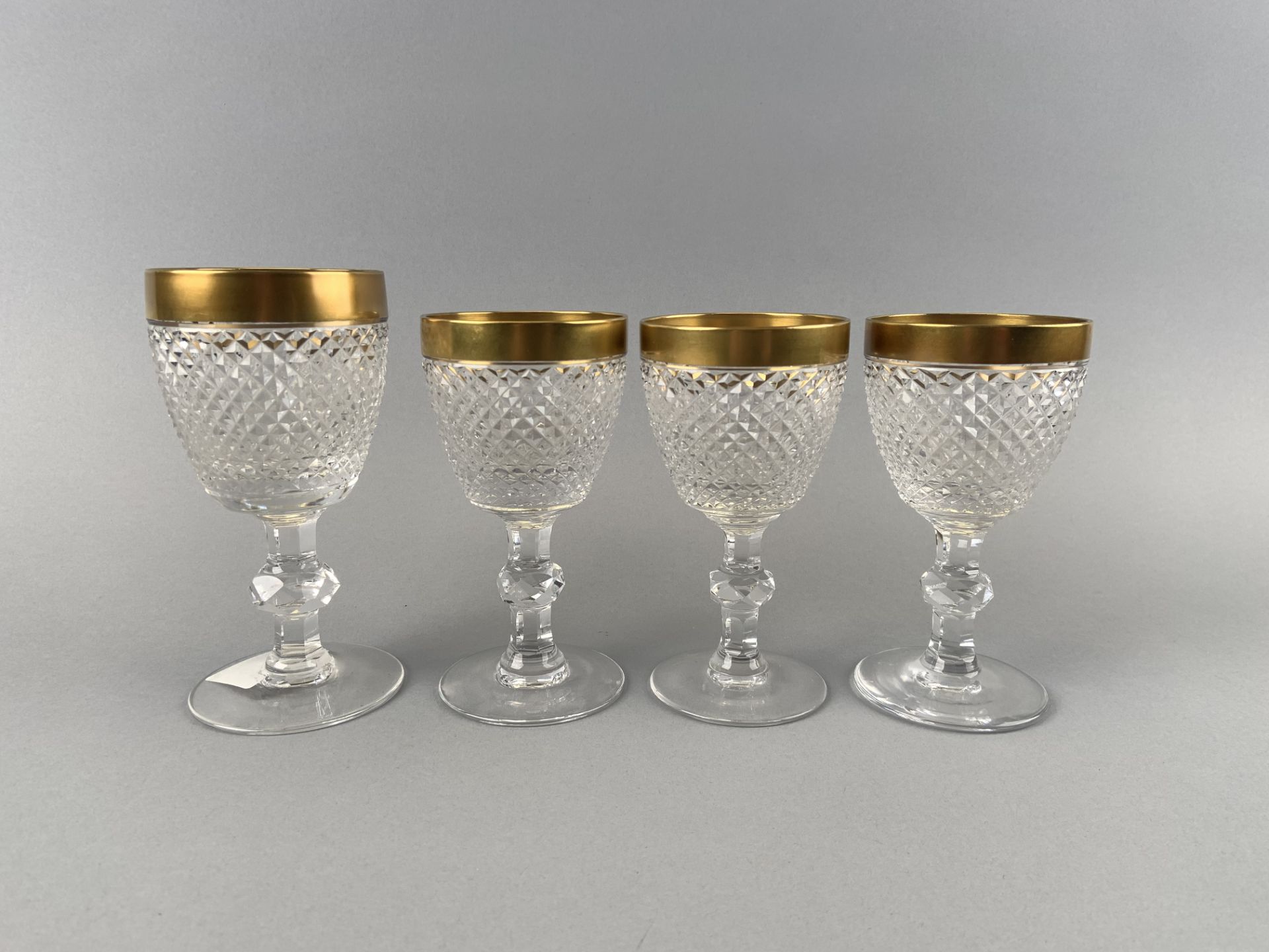 CRISTALLERIE DU CREUSOT. Ensemble de 4 verres à pied en cristal taillé à motifs de [...]