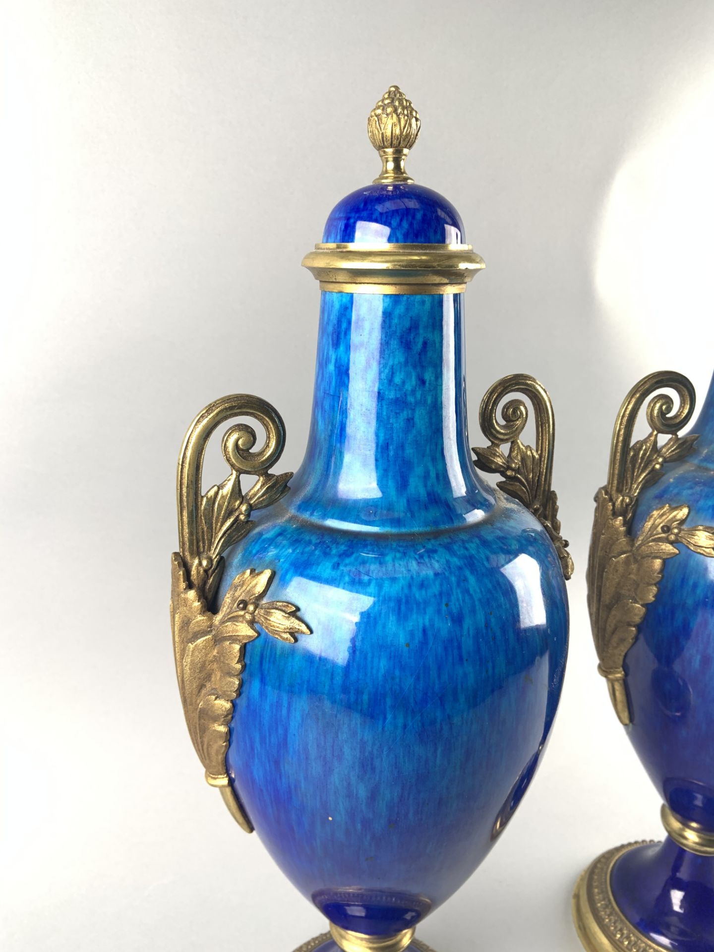 Paul MILLET à Sèvres (1870-1950). Paire de vases en faïence à fond bleu. Monture [...] - Bild 2 aus 2