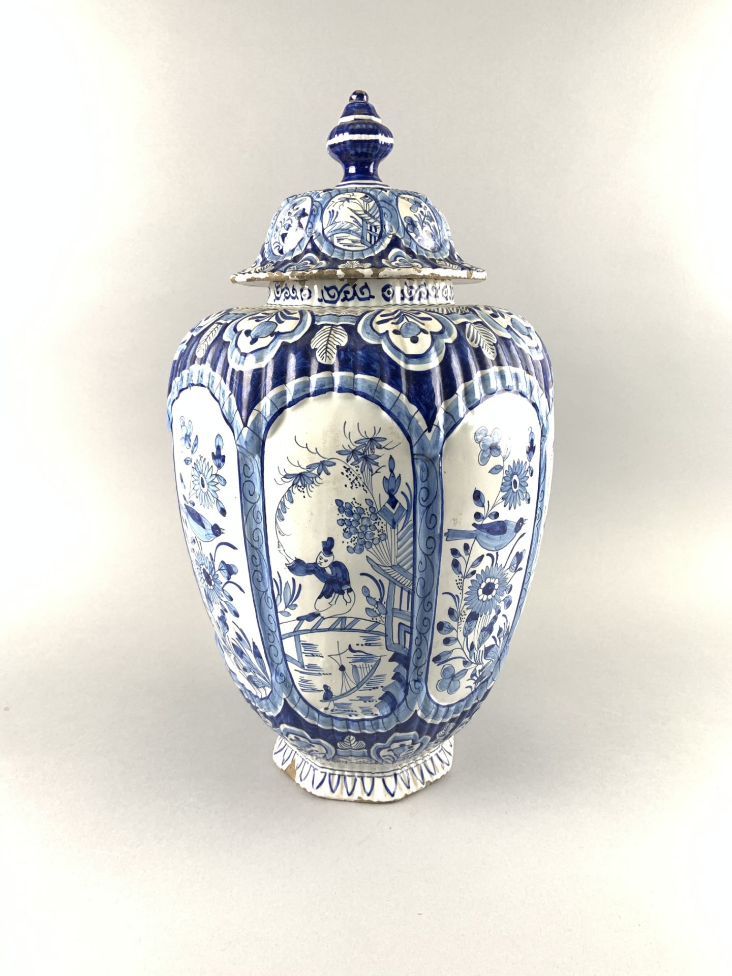 DELFT. Potiche en faïence à décor en camaïeu de bleu à motifs au chinois et [...]