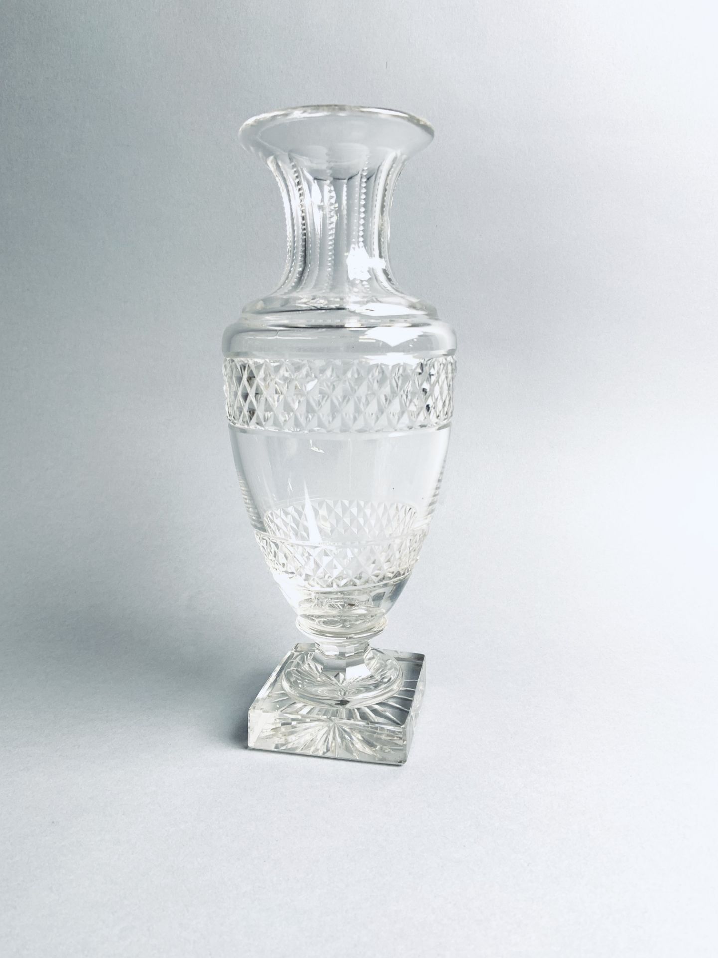 CRISTALLERIE DU CREUSOT. Important vase balustre en cristal taillé à décor grains [...]