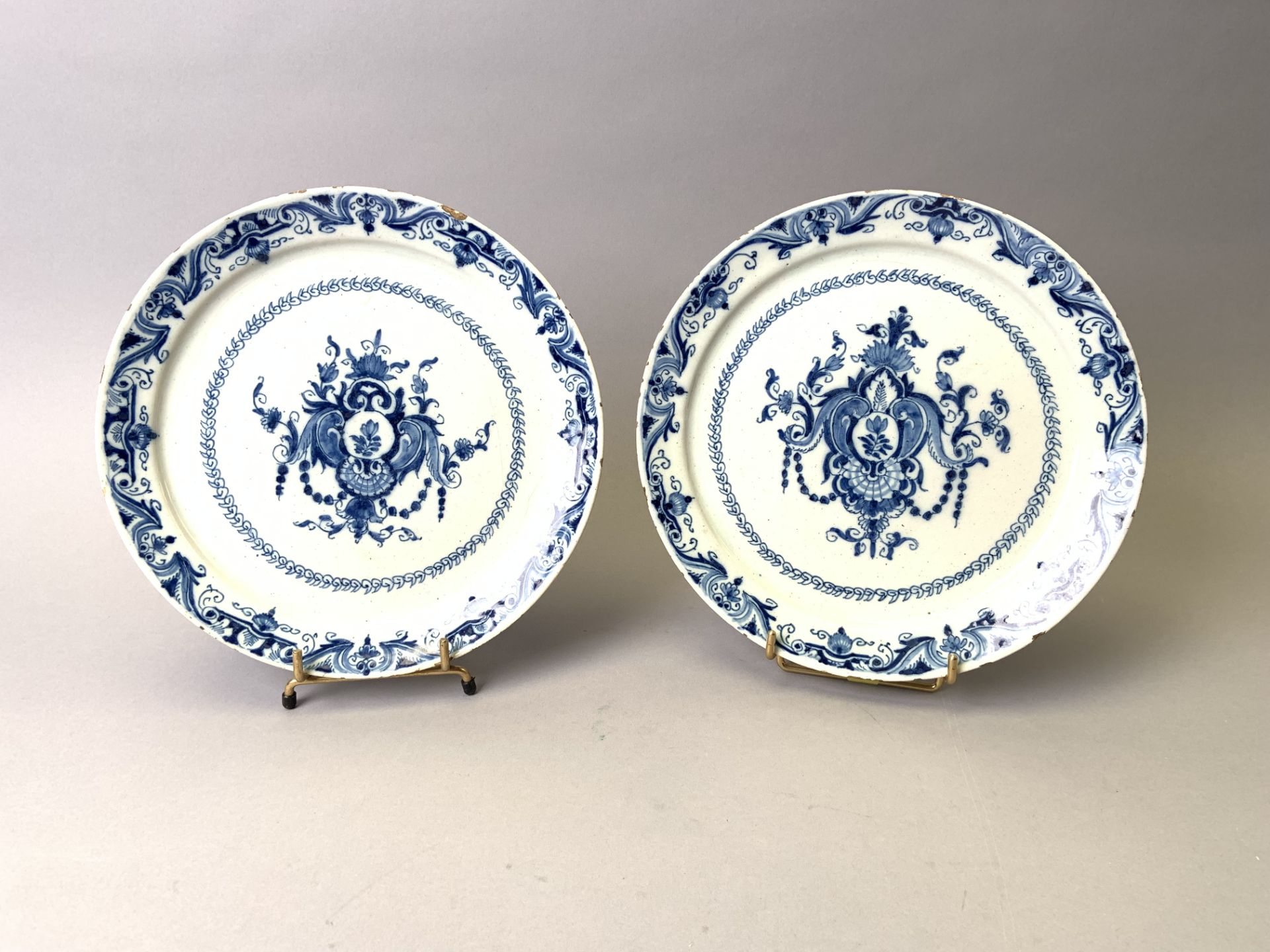 DELFT. Paire d'assiettes en faïence de grand feu à décor bleu. D : 23 cm. Fèles. -