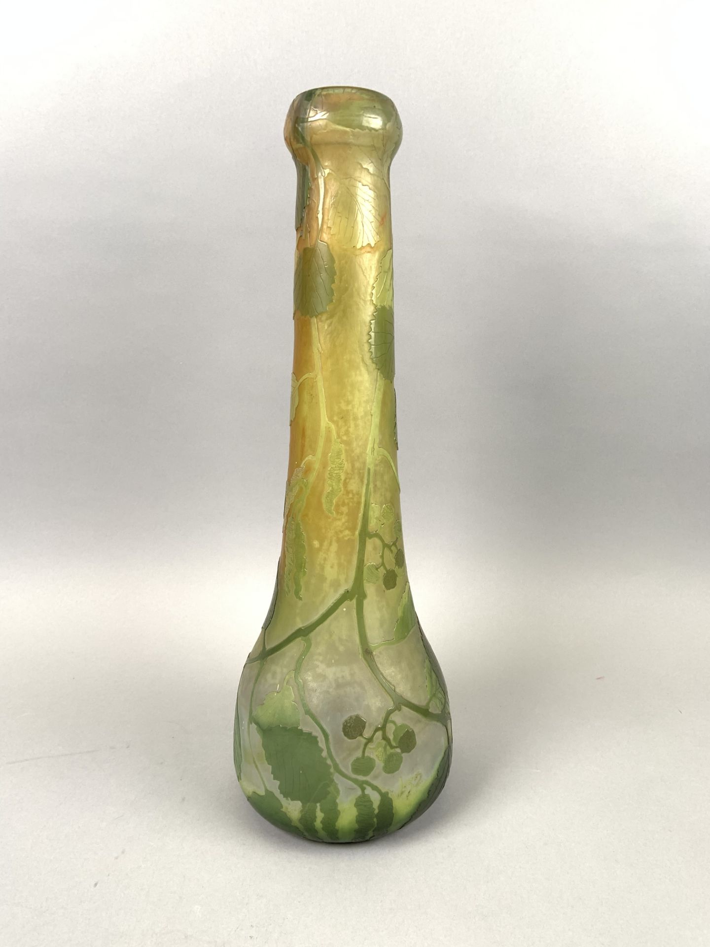 LEGRAS. Grand vase de forme bulbeuse à col resserré en verre multicouche, à décor [...]