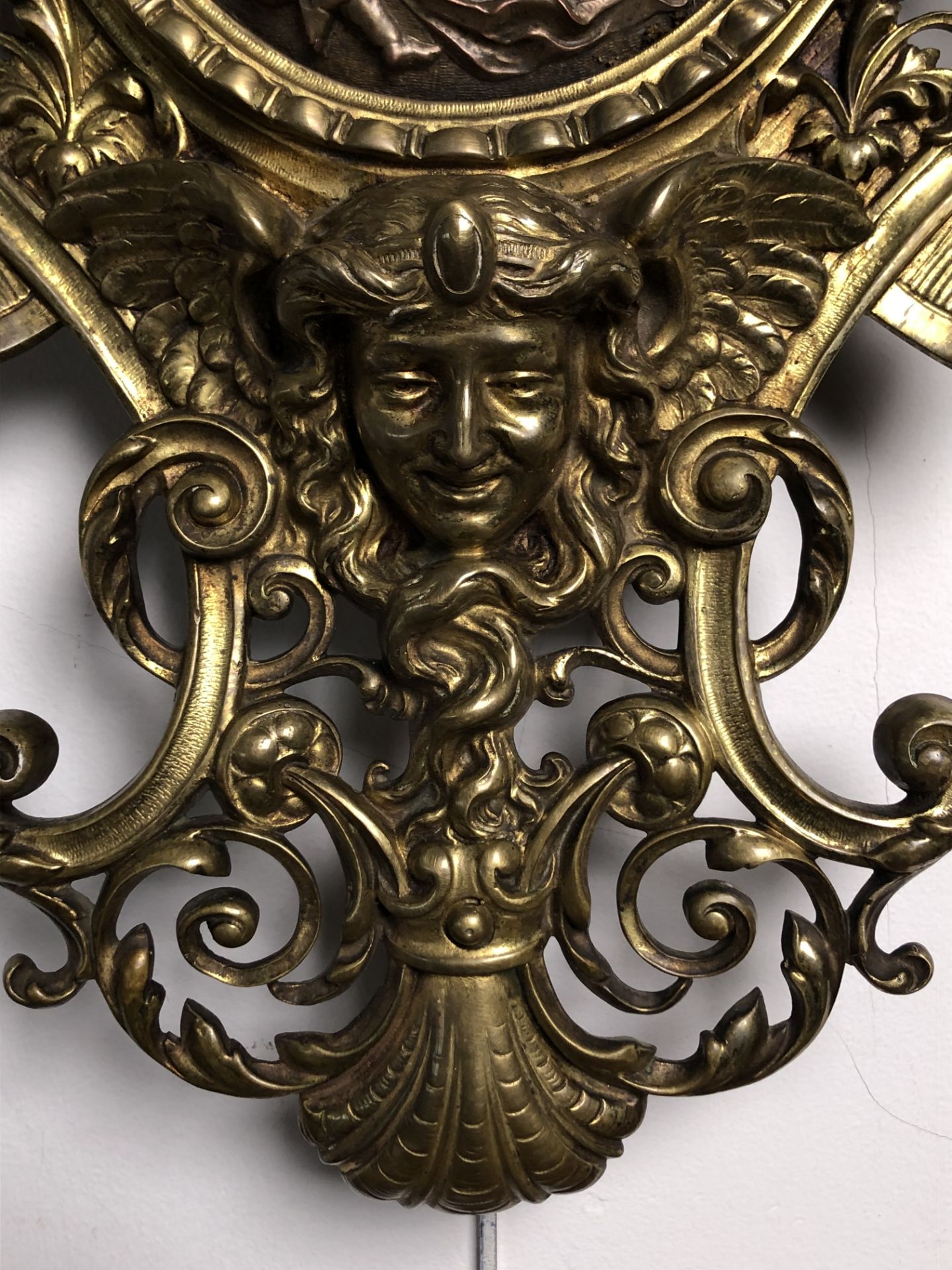 TIFFANY & CO. Pendule en bronze doré à riche décor en partie ajourée, ornée de [...] - Bild 2 aus 4