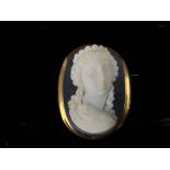 Broche en or jaune orné d'un camée sur agate au profil de femme, dans un entourage [...]