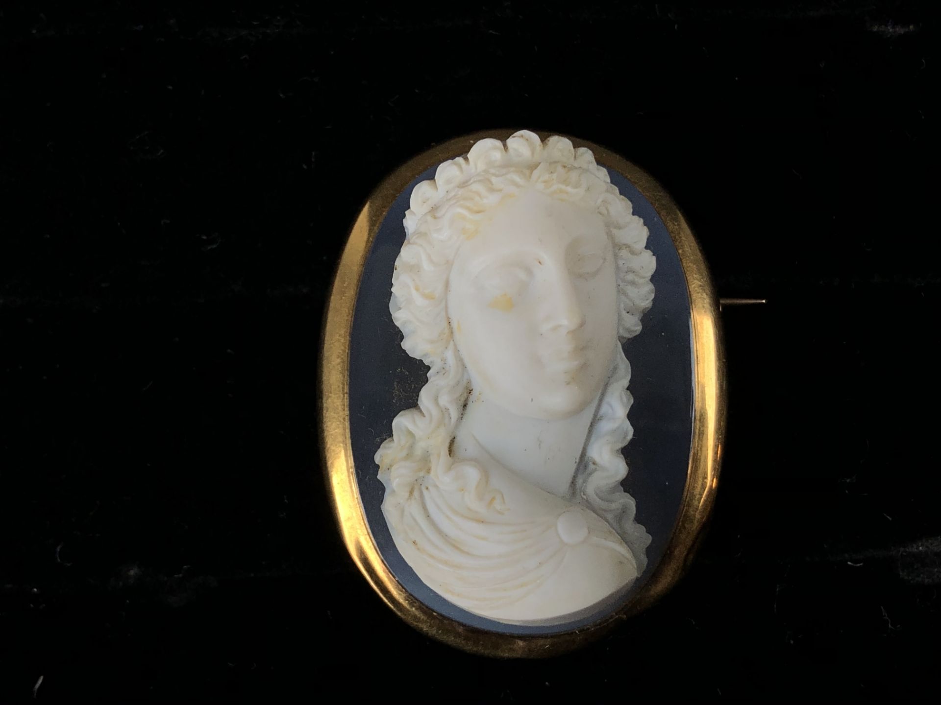 Broche en or jaune orné d'un camée sur agate au profil de femme, dans un entourage [...]