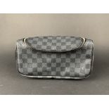 LOUIS VUITTON. Trousse de toilette en toile enduite damier graphite et cuir noir, [...]