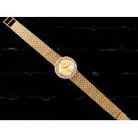 JAEGER. Bracelet-montre en or jaune, boîtier rond bordé de 32 petits diamants [...]