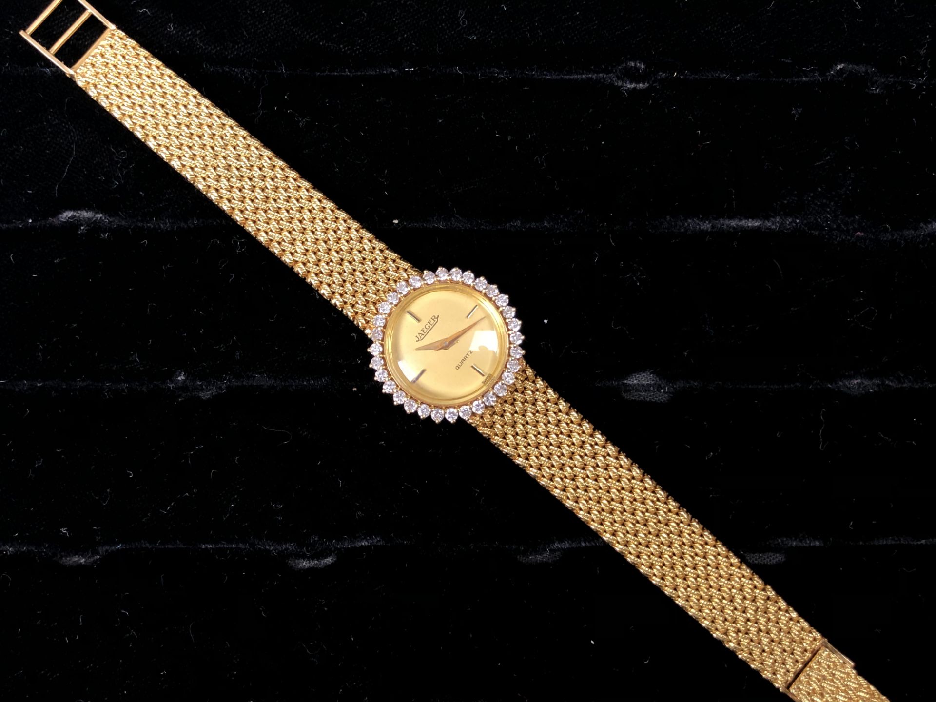 JAEGER. Bracelet-montre en or jaune, boîtier rond bordé de 32 petits diamants [...]