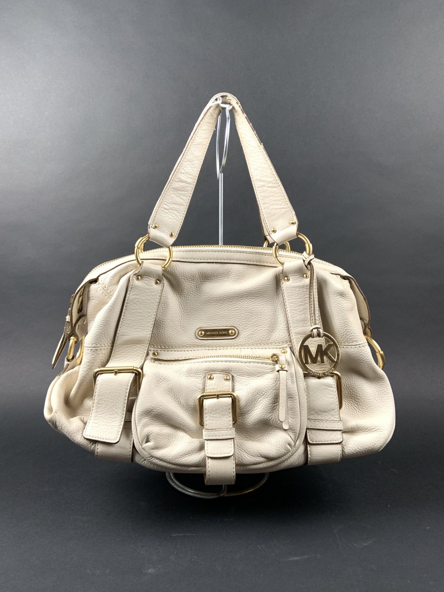 MICHAEL KORS. Sac besace en cuir grainé beige avec deux anses et une poche zipé sur [...]