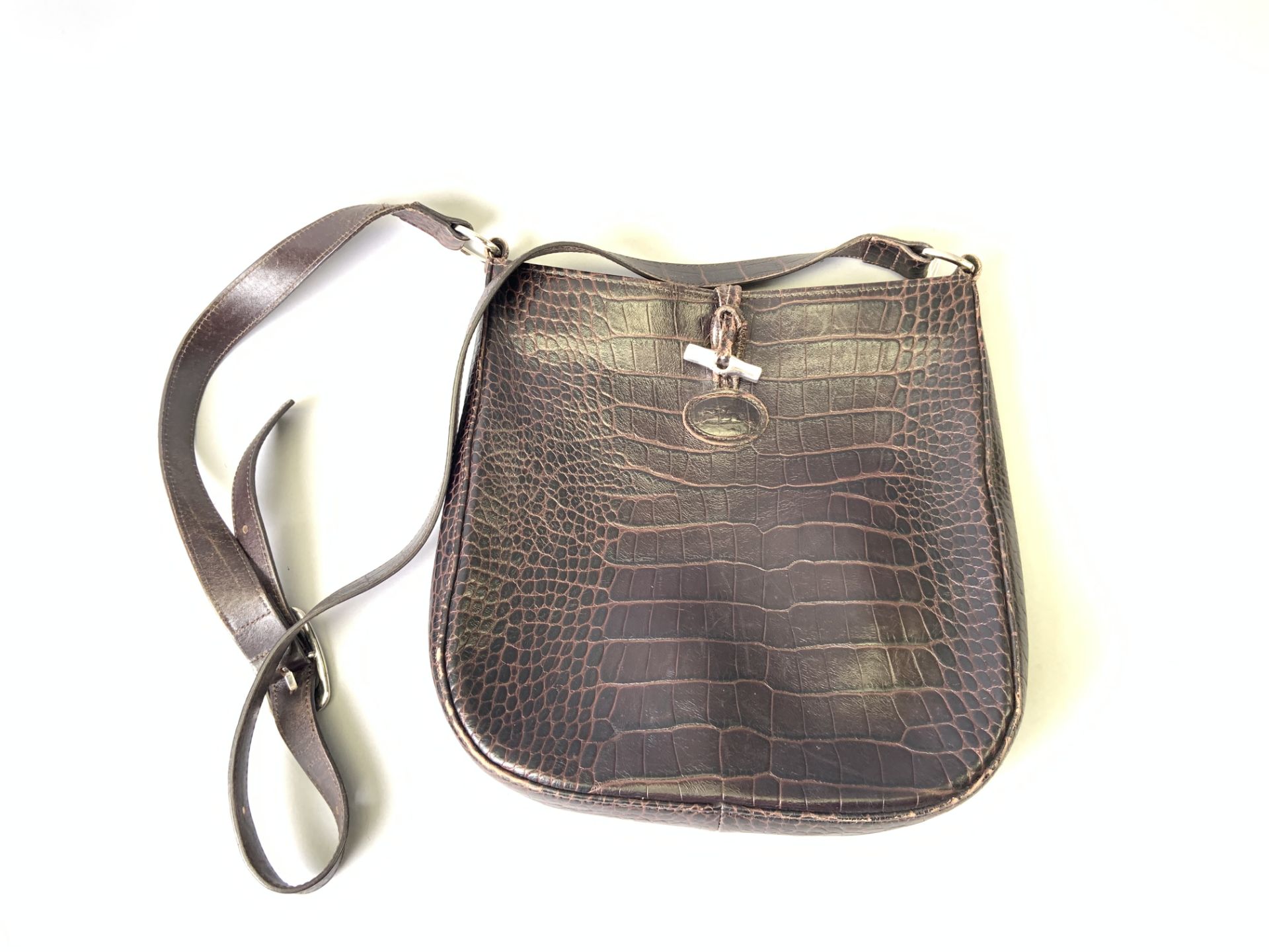 LONGCHAMP. Besace bandoulière, modèle Roseau, en cuir marron façon crocodile. 28 x [...]