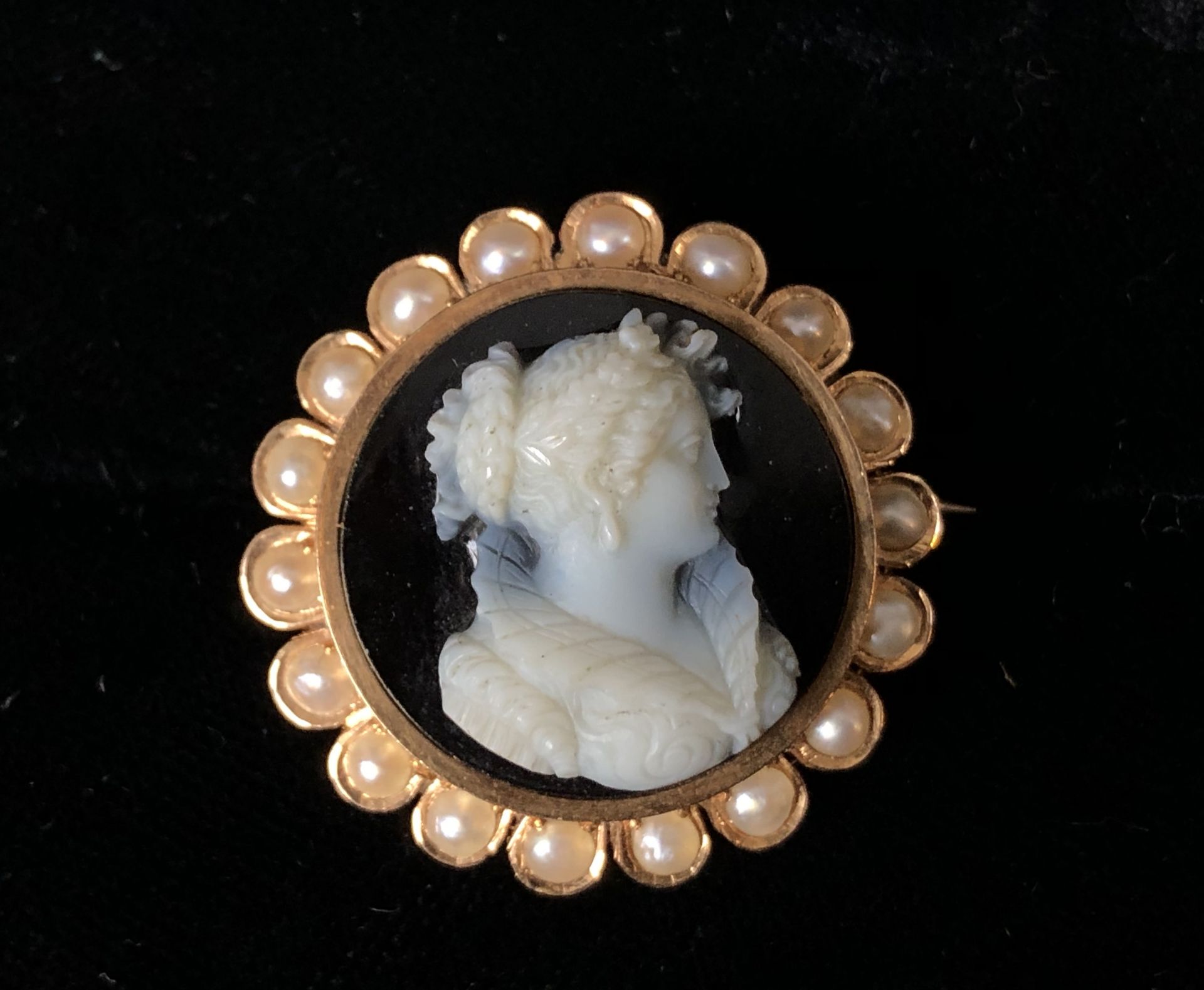 Broche en or jaune orné d'un camée sur agate au profil de femme à l'antique. P. 36 [...]