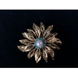 Broche "fleur" en or, perle et petites émeraudes. P. 15 g. -