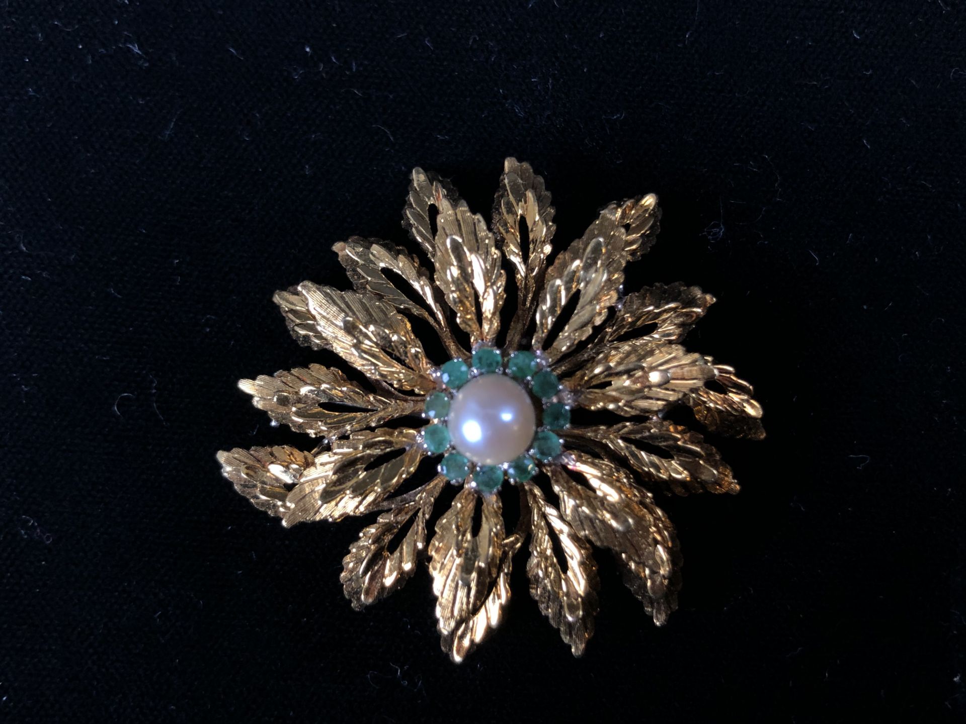 Broche "fleur" en or, perle et petites émeraudes. P. 15 g. -