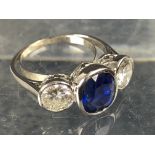 Bague en platine ornée d'un saphir non chauffé en serti clos "Vivid Blue", épaulé [...]