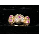 Bague de petit doigt en or jaune, forme "Tank", sertie de rubis et roses. P. 4,19 g. [...]