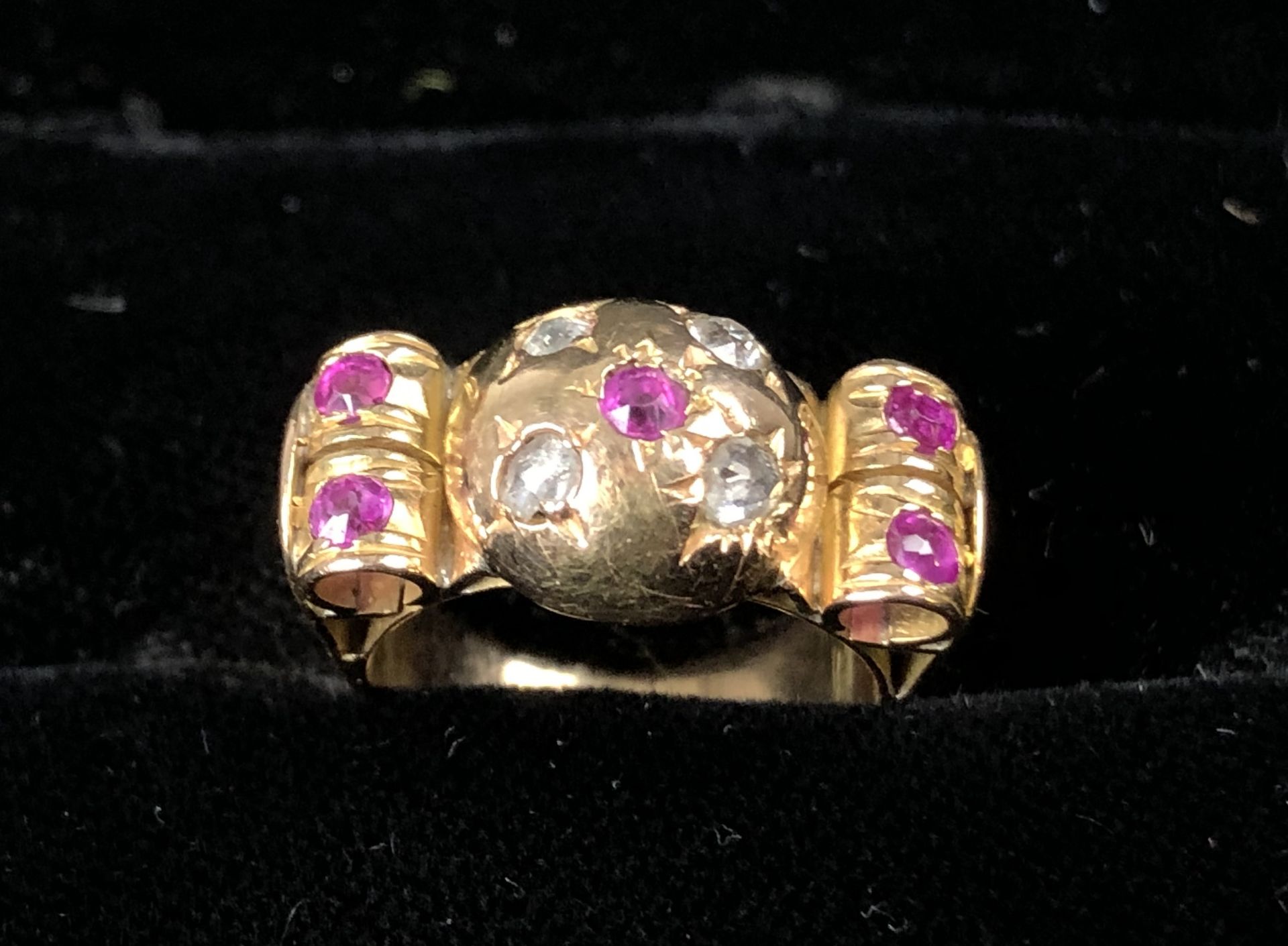 Bague de petit doigt en or jaune, forme "Tank", sertie de rubis et roses. P. 4,19 g. [...]