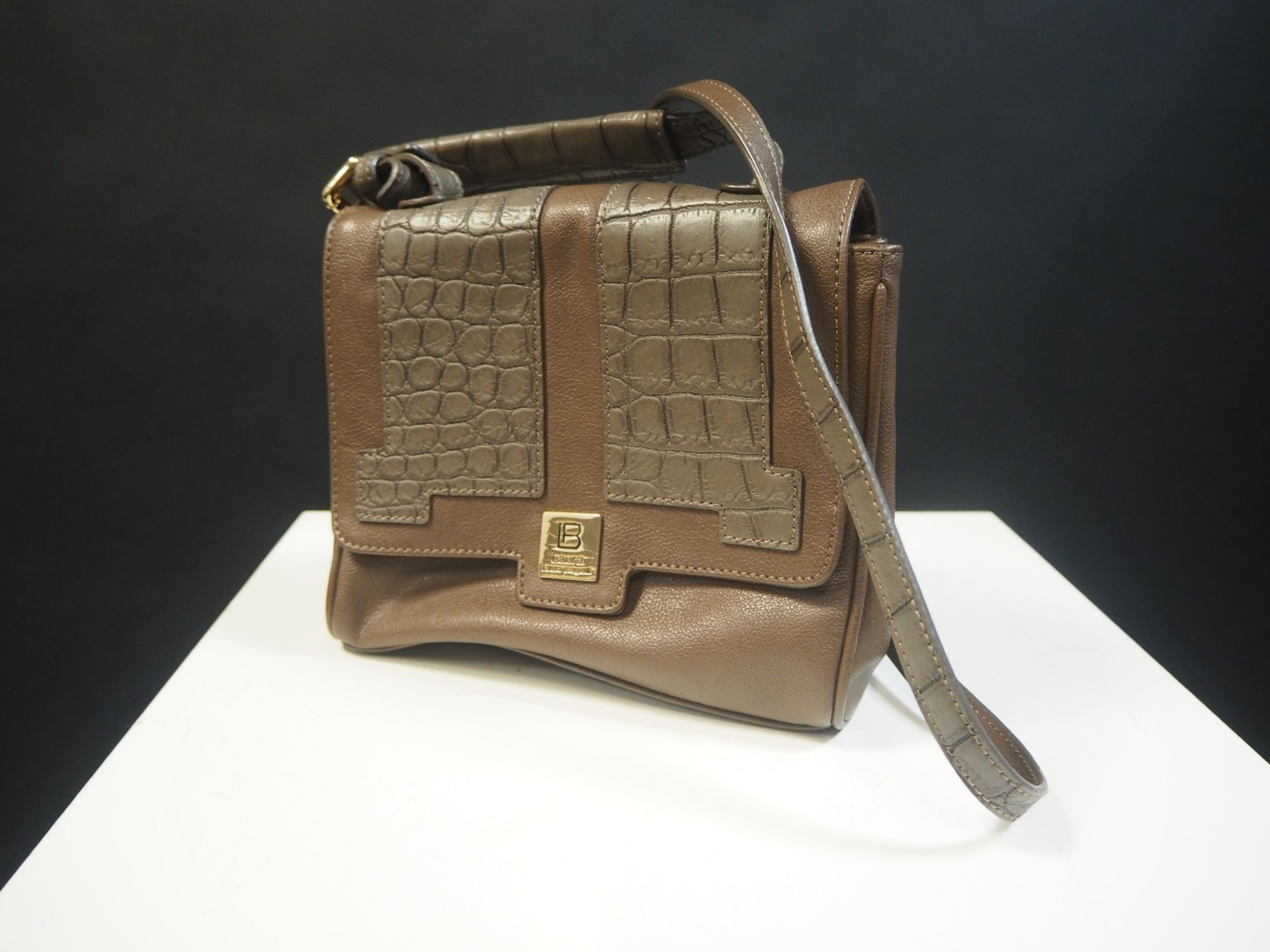 LAURA BIAGIOTTI. Sac bandoulière en cuir taupe et partie à l'imitation du [...]