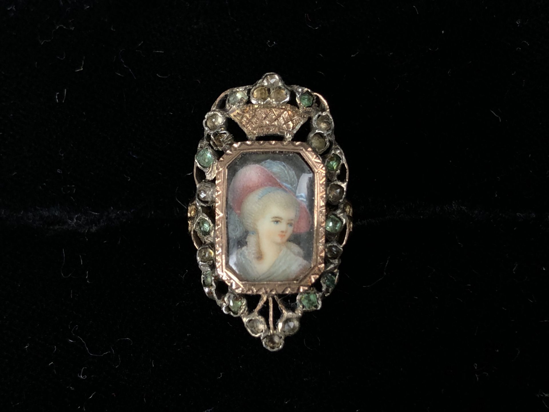 Bague en or et argent agrémentée d'une miniature représentant une dame de qualité [...]