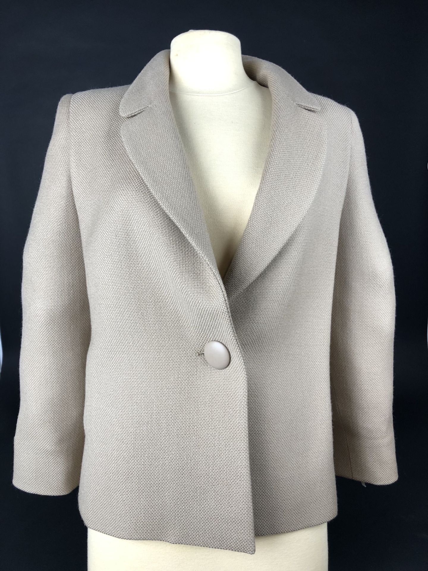 PIERRE CARDIN. Veste en laine et lin, couleur sable, bouton sur le devant. -