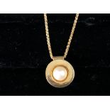 Chaîne en or avec pendentif perle. P. 8,5 g. -